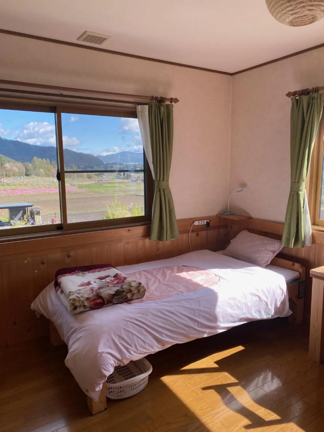 Bed in Azumino Backpackers 山の風