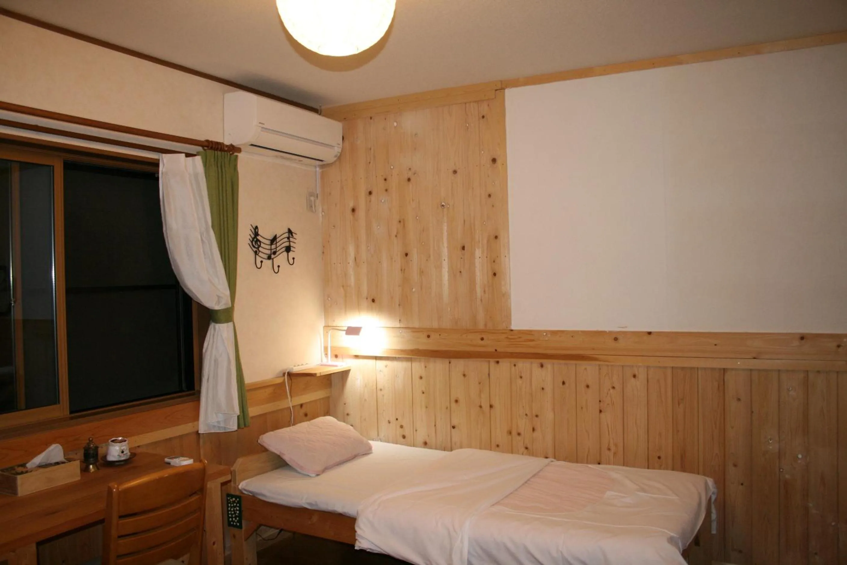 Bed in Azumino Backpackers 山の風
