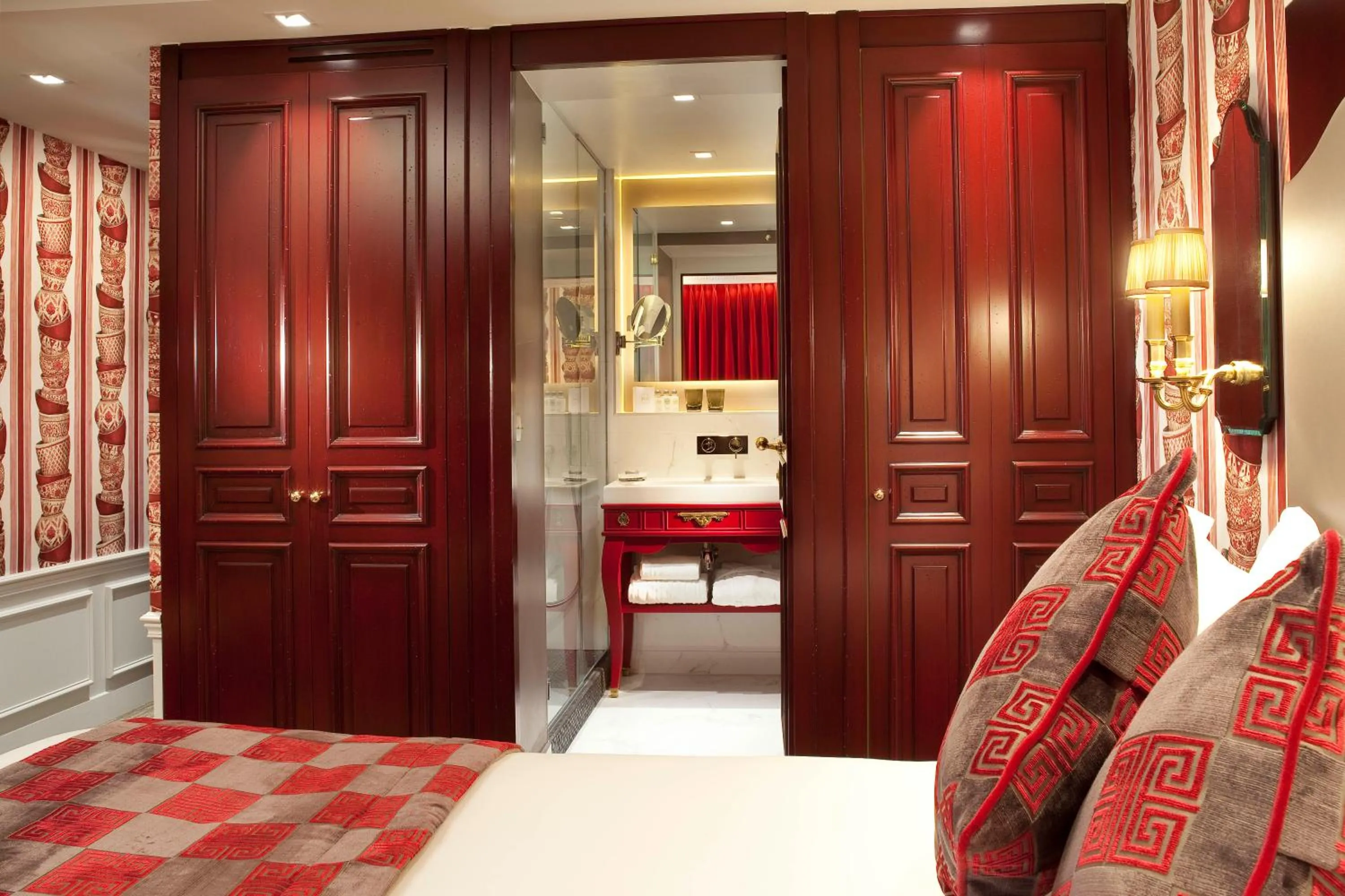 Photo of the whole room, Bed in La Maison Favart