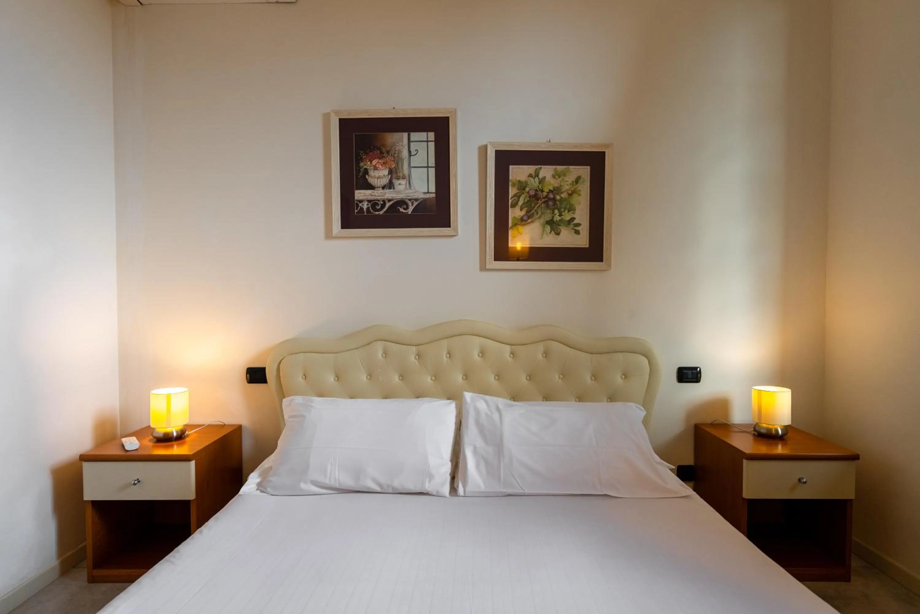 Bedroom, Bed in Hotel I Somaschi