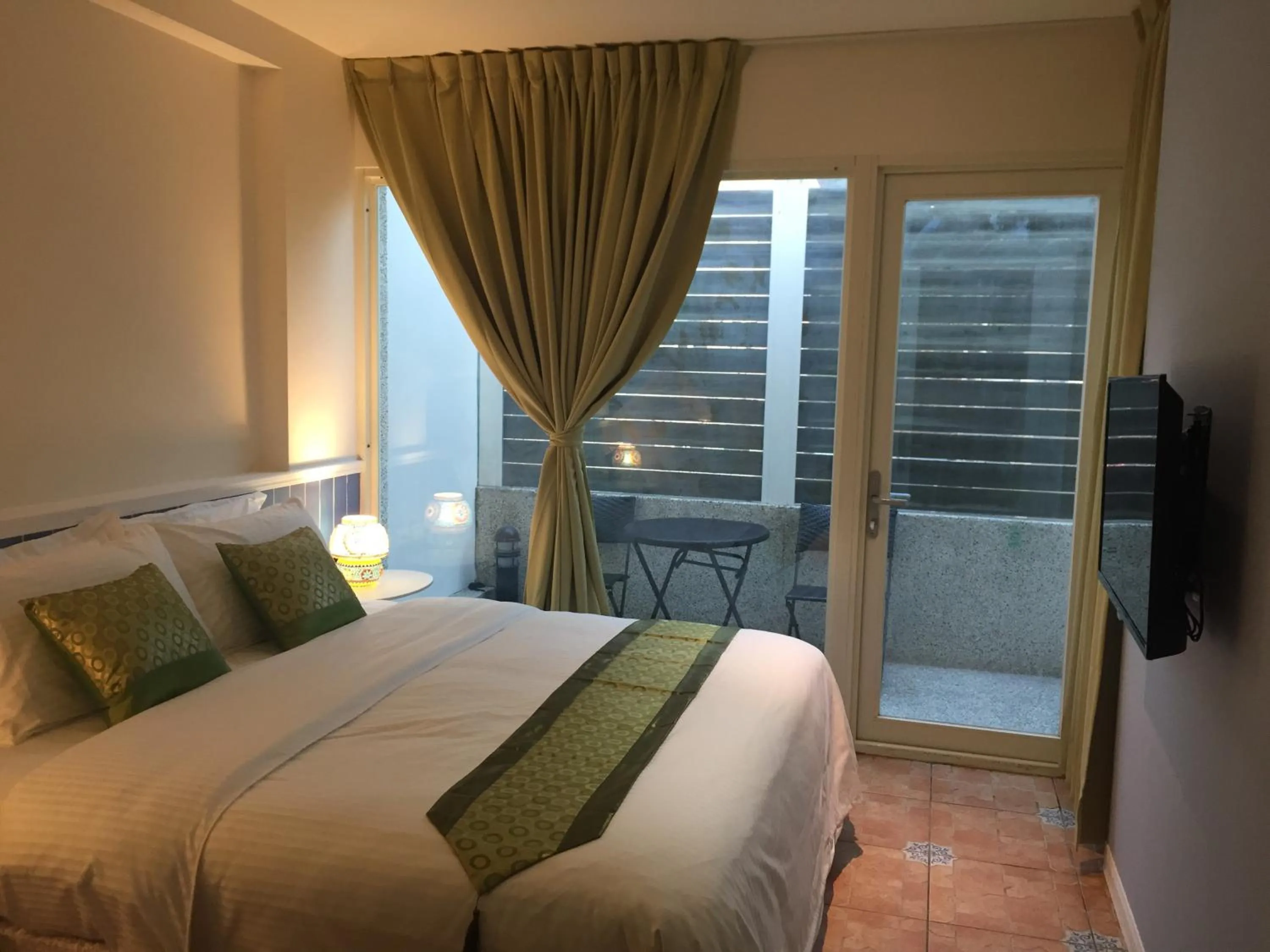 Garden view, Bed in Chill Chill House