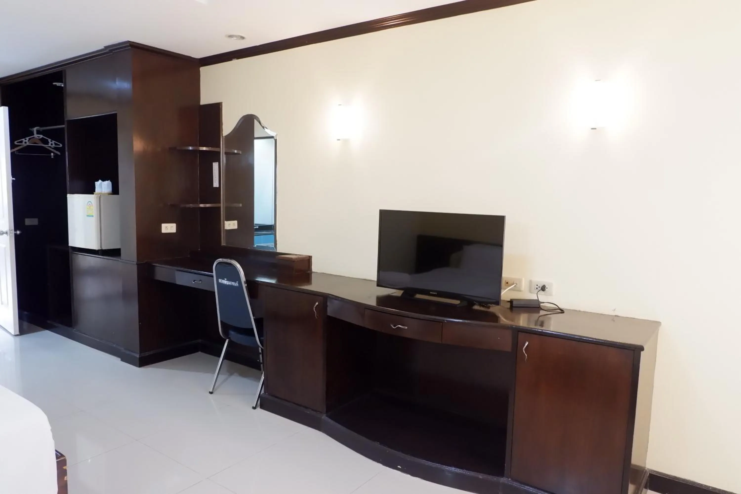 Communal lounge/ TV room in Auychai Grand Hotel