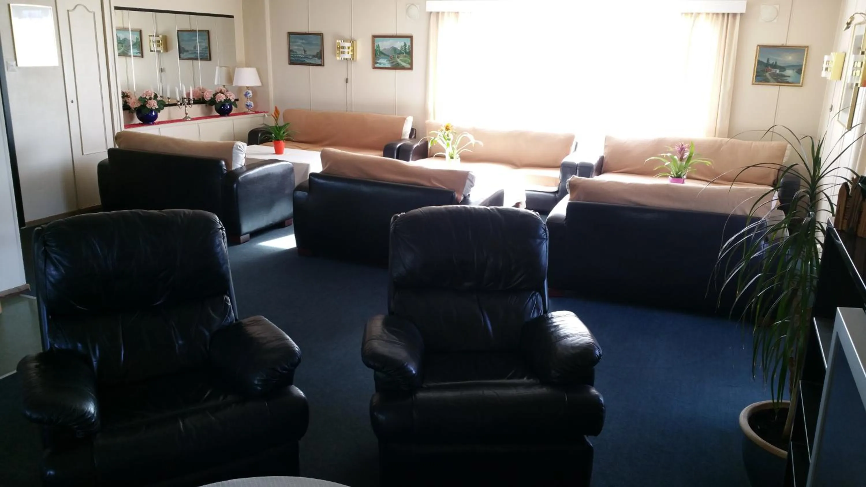 Communal lounge/ TV room, Bed in Skeisvang Gjestgiveri