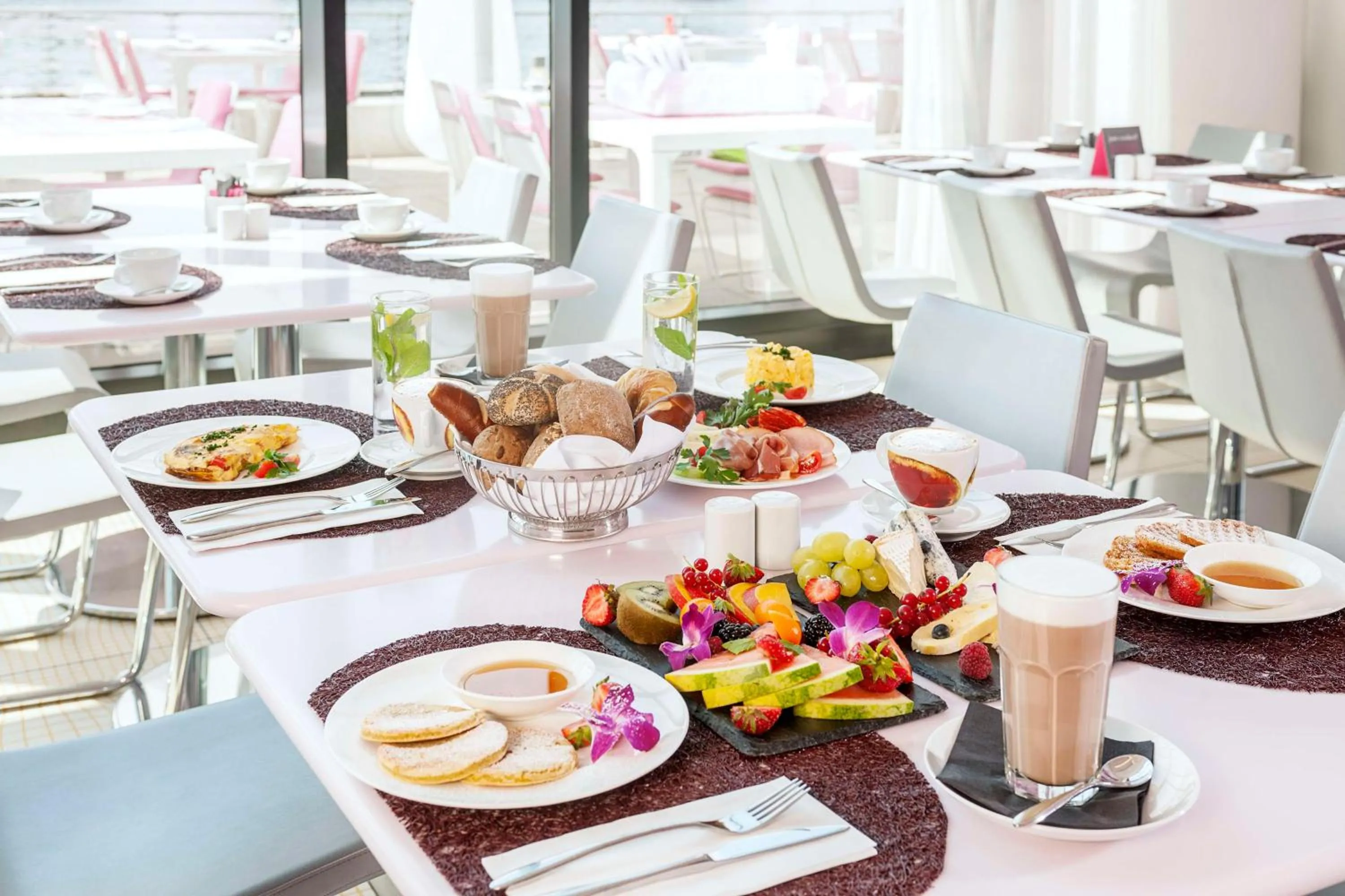 Restaurant/places to eat in nhow Berlin