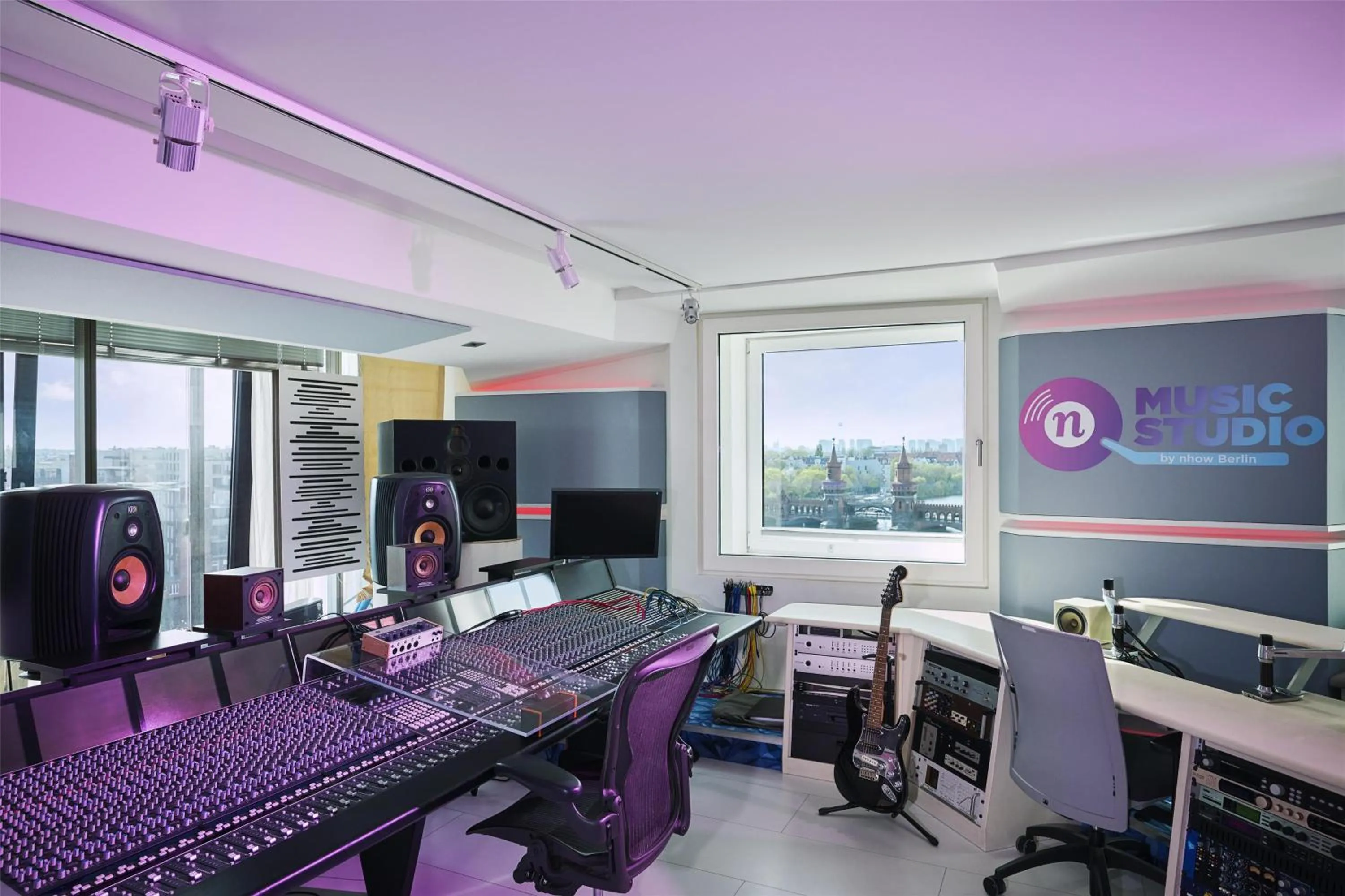 Photo of the whole room in nhow Berlin