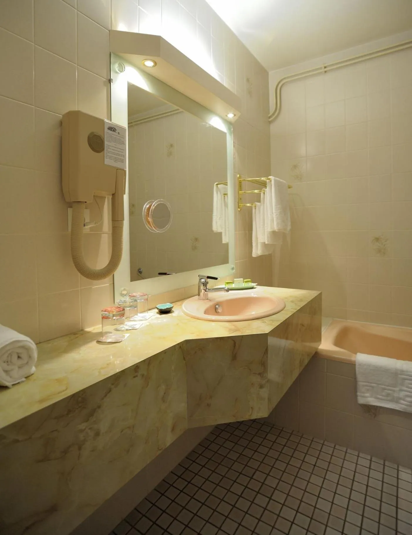 Bathroom in Hôtel Logis Le Relais De La Poste