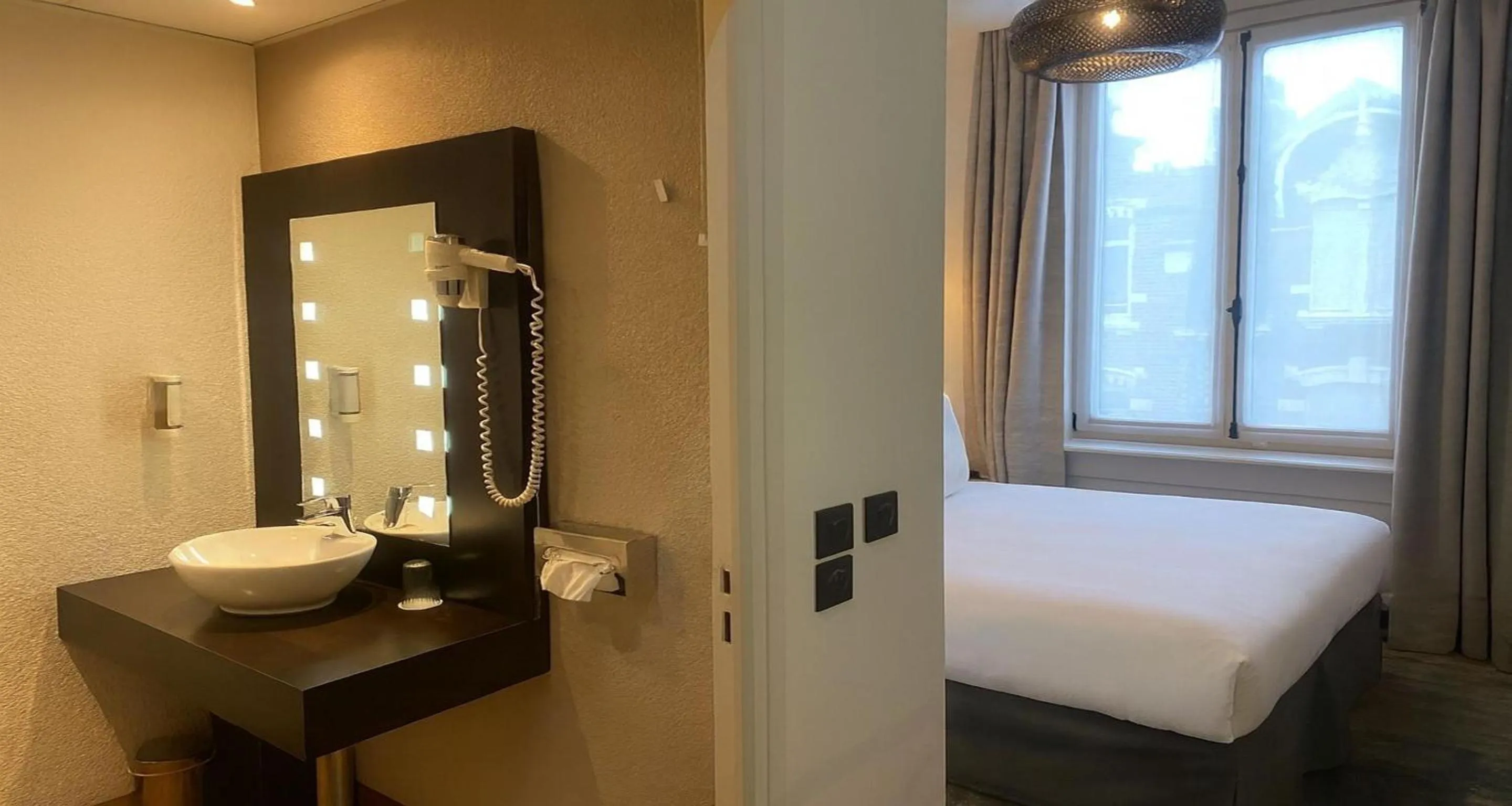 Bathroom, Bed in Best Western Urban Hotel