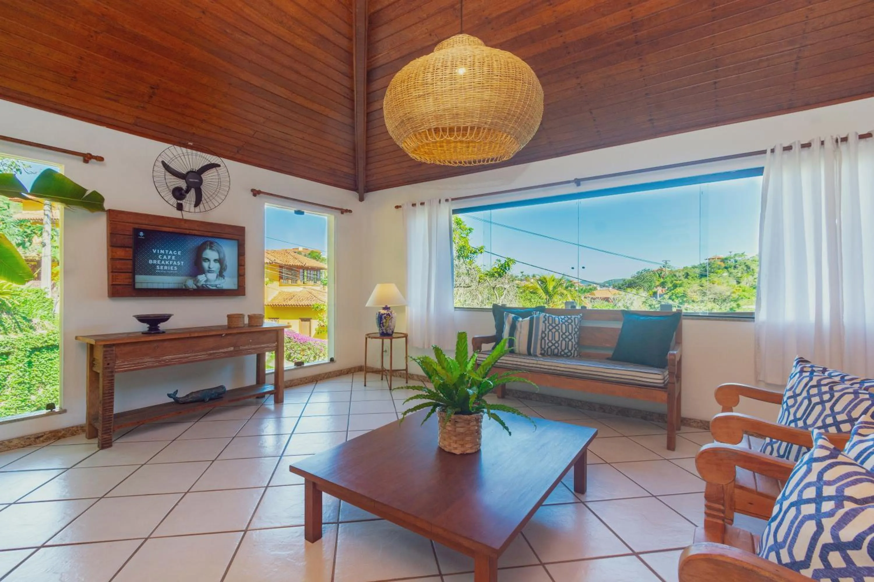 Communal lounge/ TV room in Pousada MAR João Fernandes