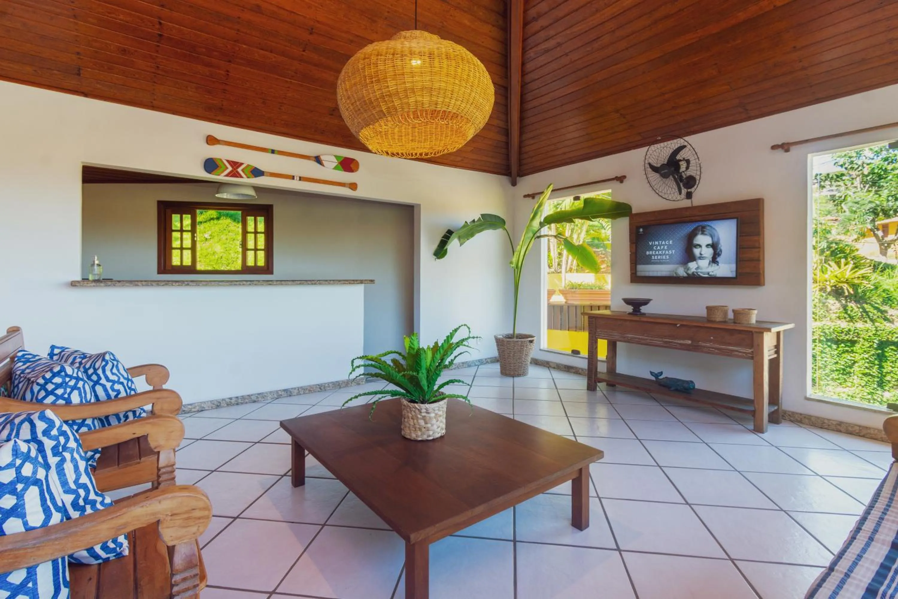 Communal lounge/ TV room in Pousada MAR João Fernandes