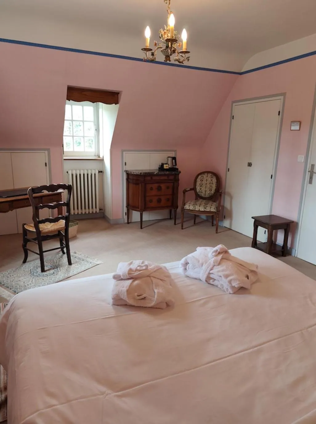 Photo of the whole room, Bed in Manoir Du Stang