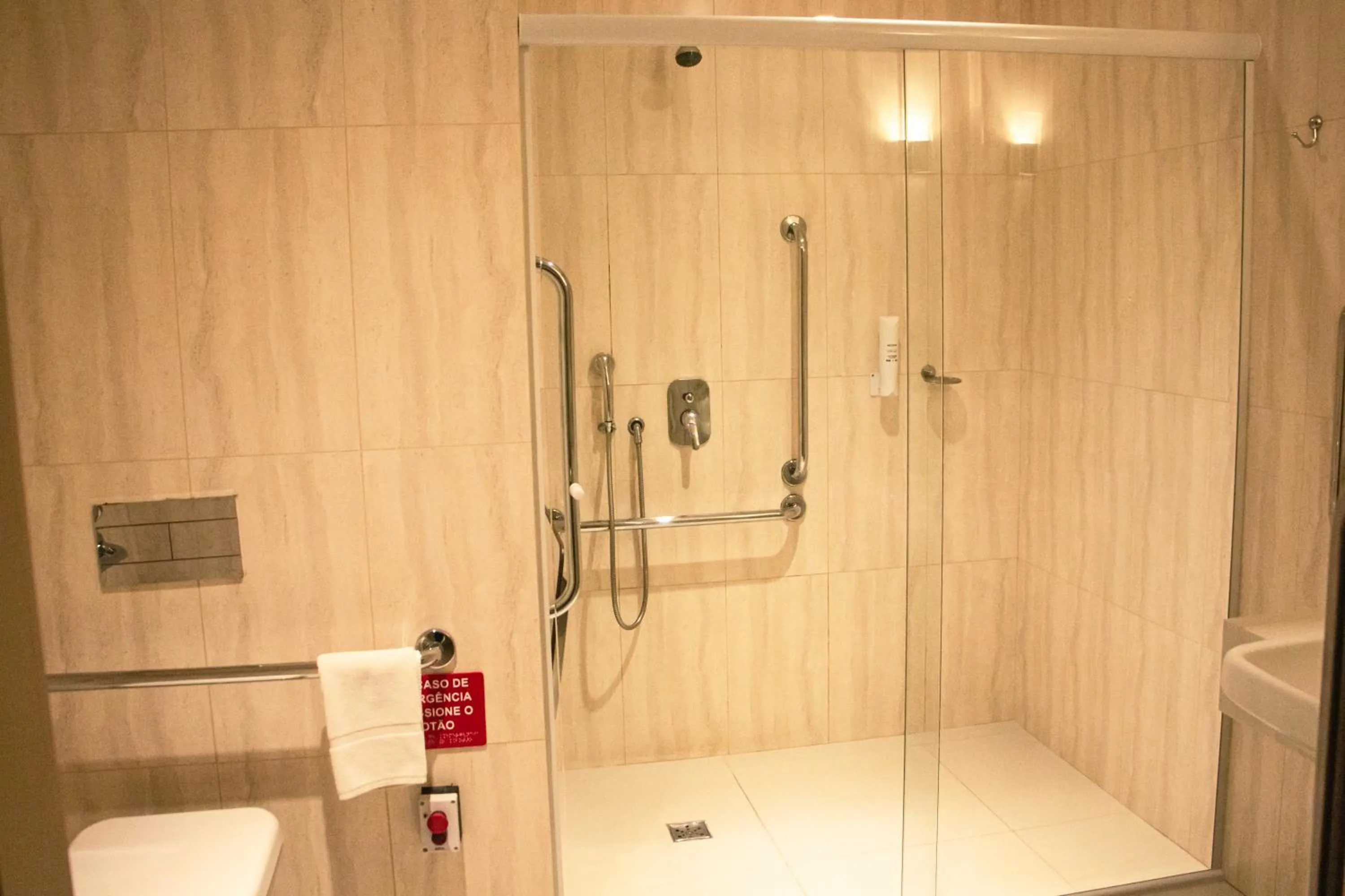 Bathroom in ibis Styles Curitiba Aeroporto