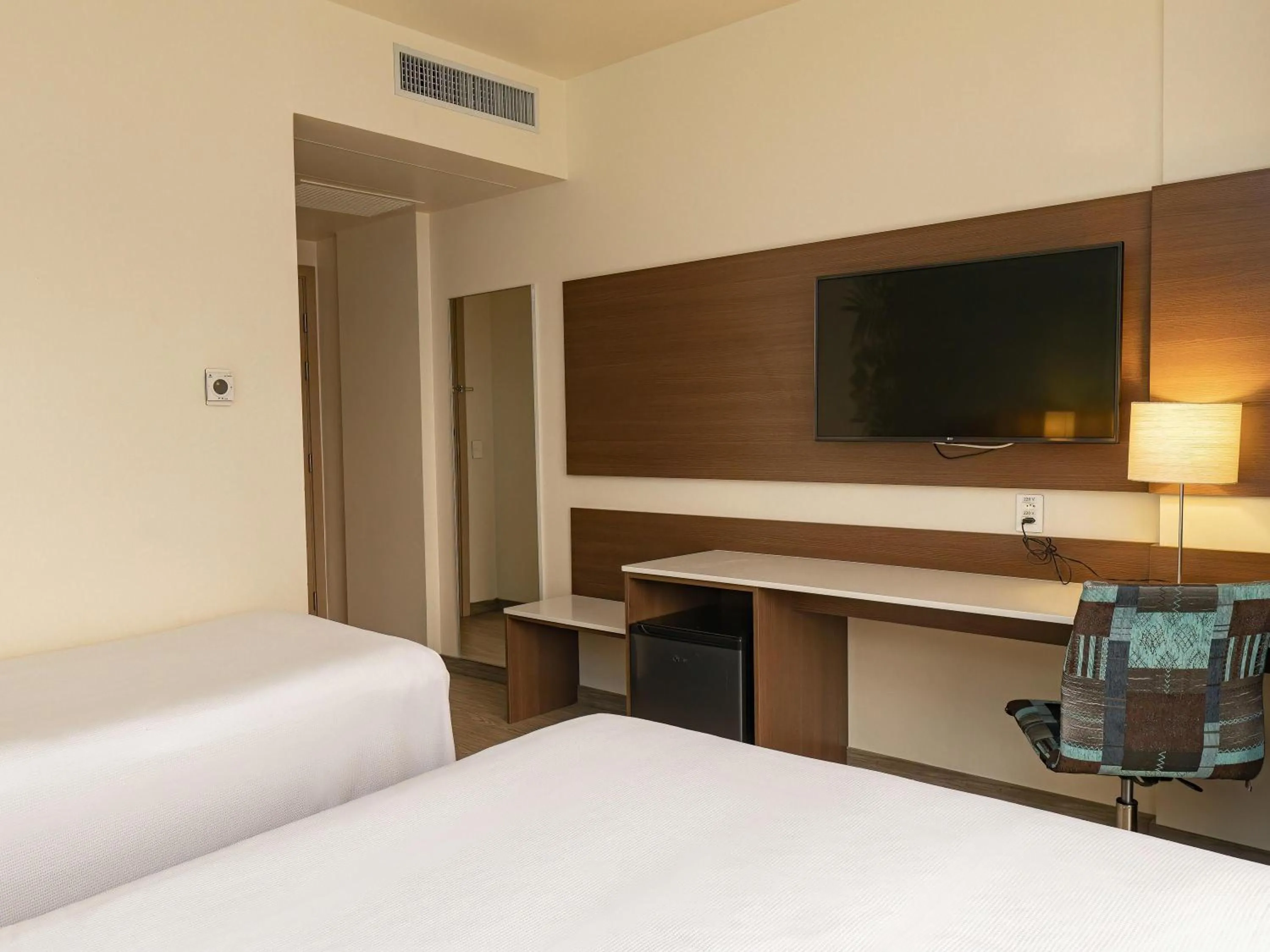 Bedroom, Bed in ibis Styles Curitiba Aeroporto