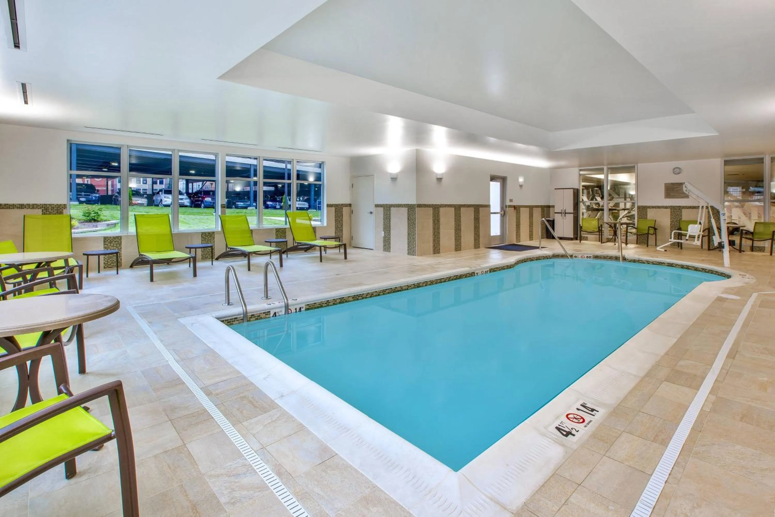 Swimming pool in SpringHill Suites by Marriott Pittsburgh Butler/Centre City