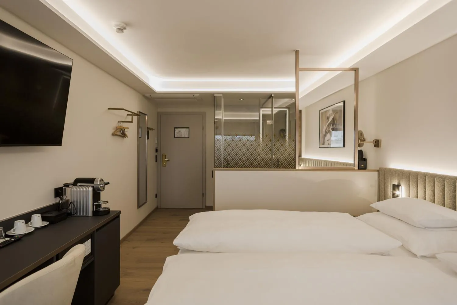 Bed in Hotel Schwarzer Bär