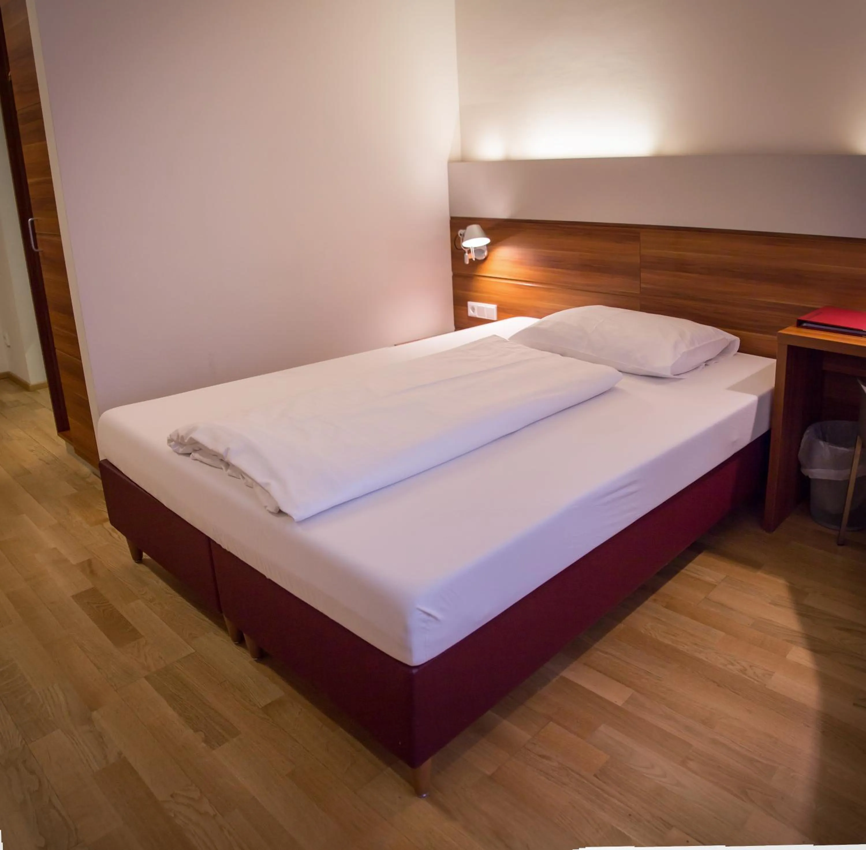 Bed in Hotel Schwarzer Bär