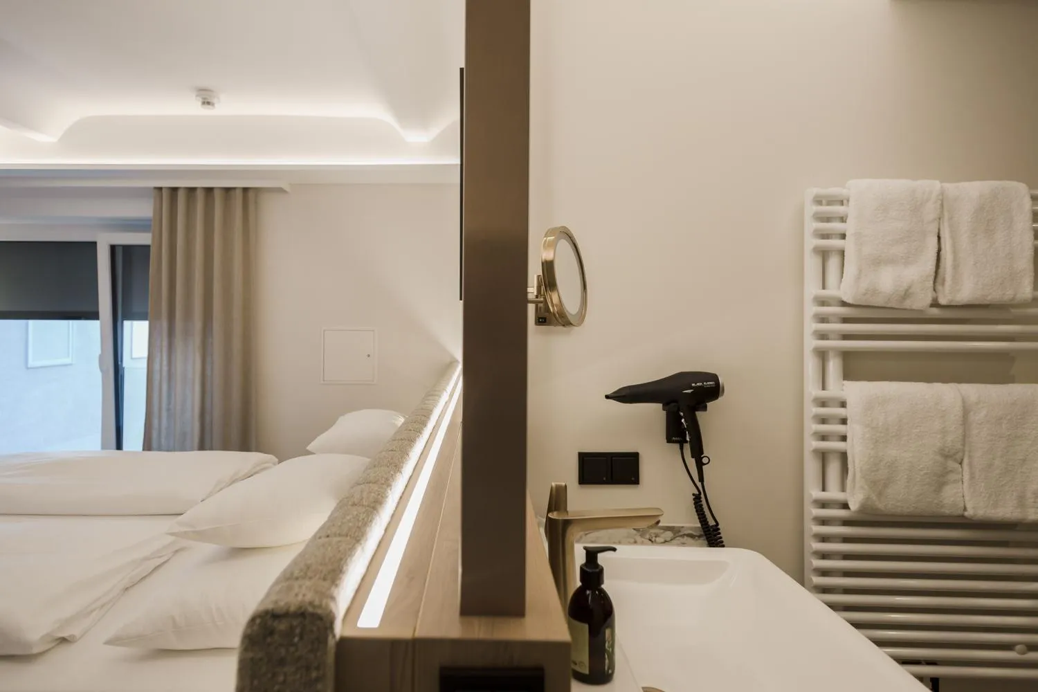 Bed in Hotel Schwarzer Bär