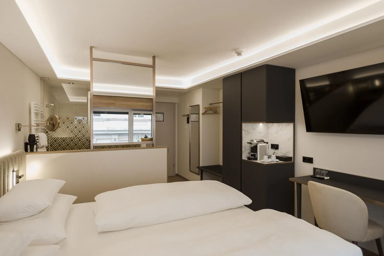 Photo of the whole room, Bed in Hotel Schwarzer Bär