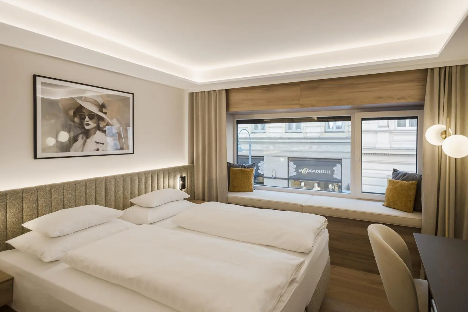 Bed in Hotel Schwarzer Bär