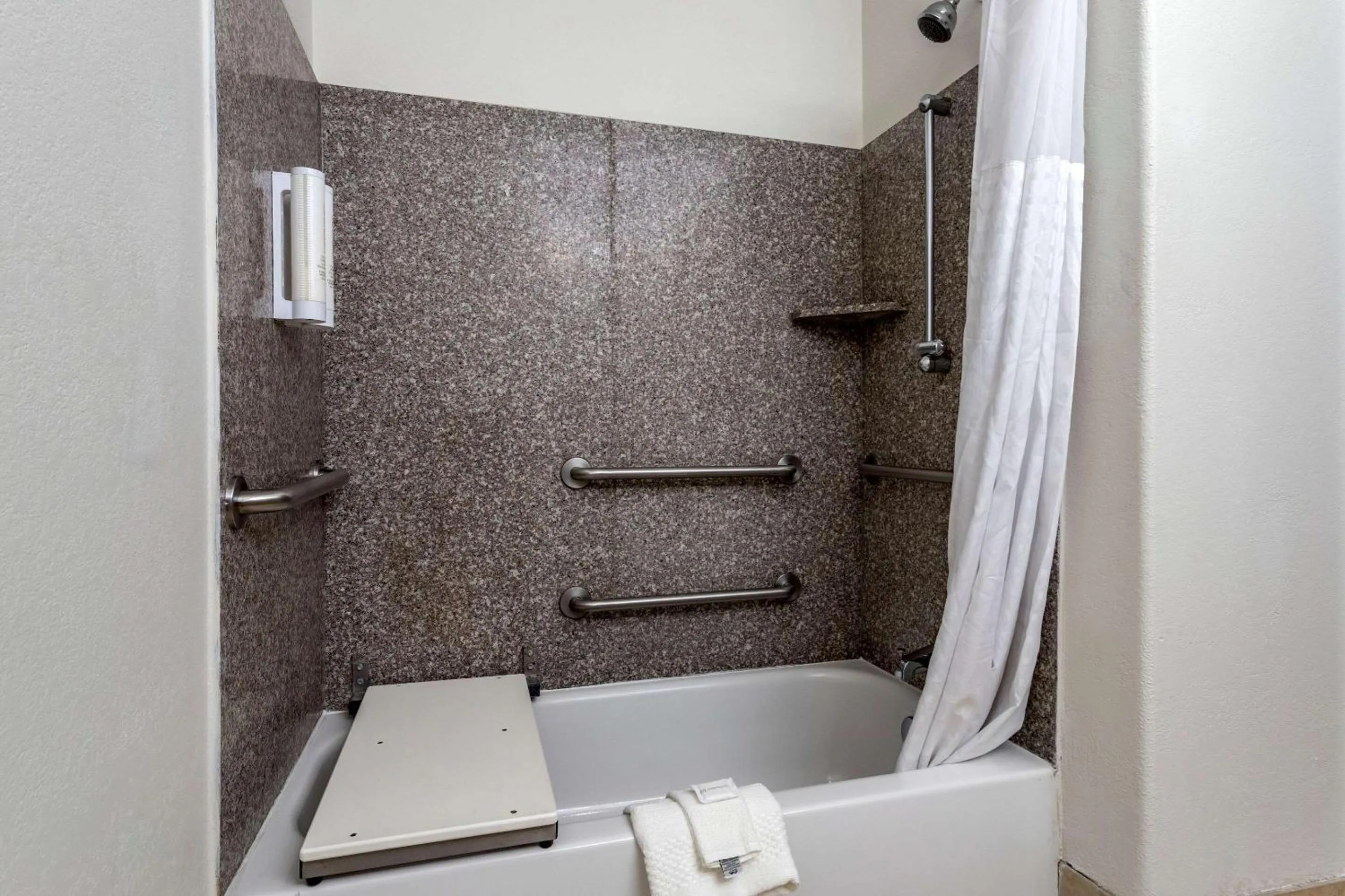 Bathroom in Clarion Pointe Sulphur - Lake Charles