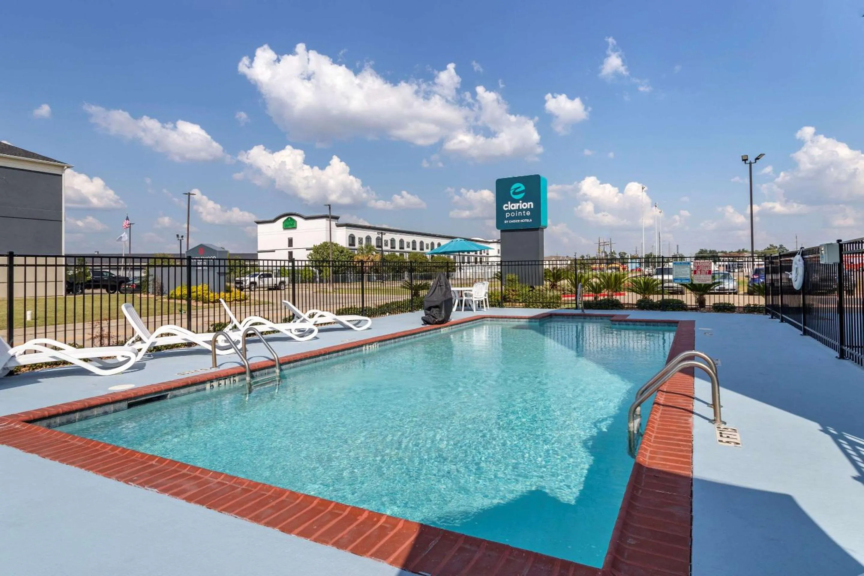 Swimming pool in Clarion Pointe Sulphur - Lake Charles