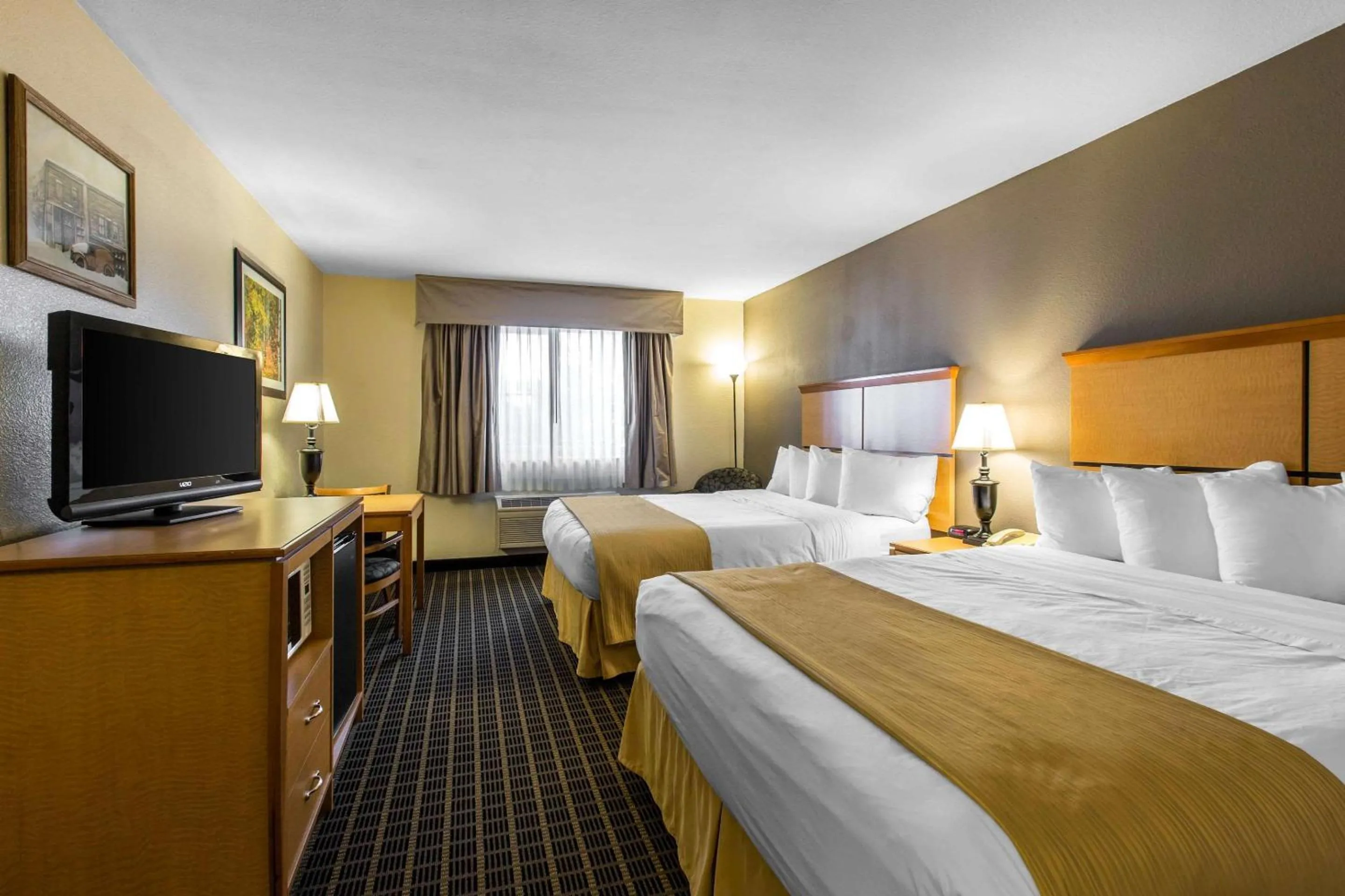 Photo of the whole room, Bed in Quality Inn and Suites Silverthorne - Copper Mountain