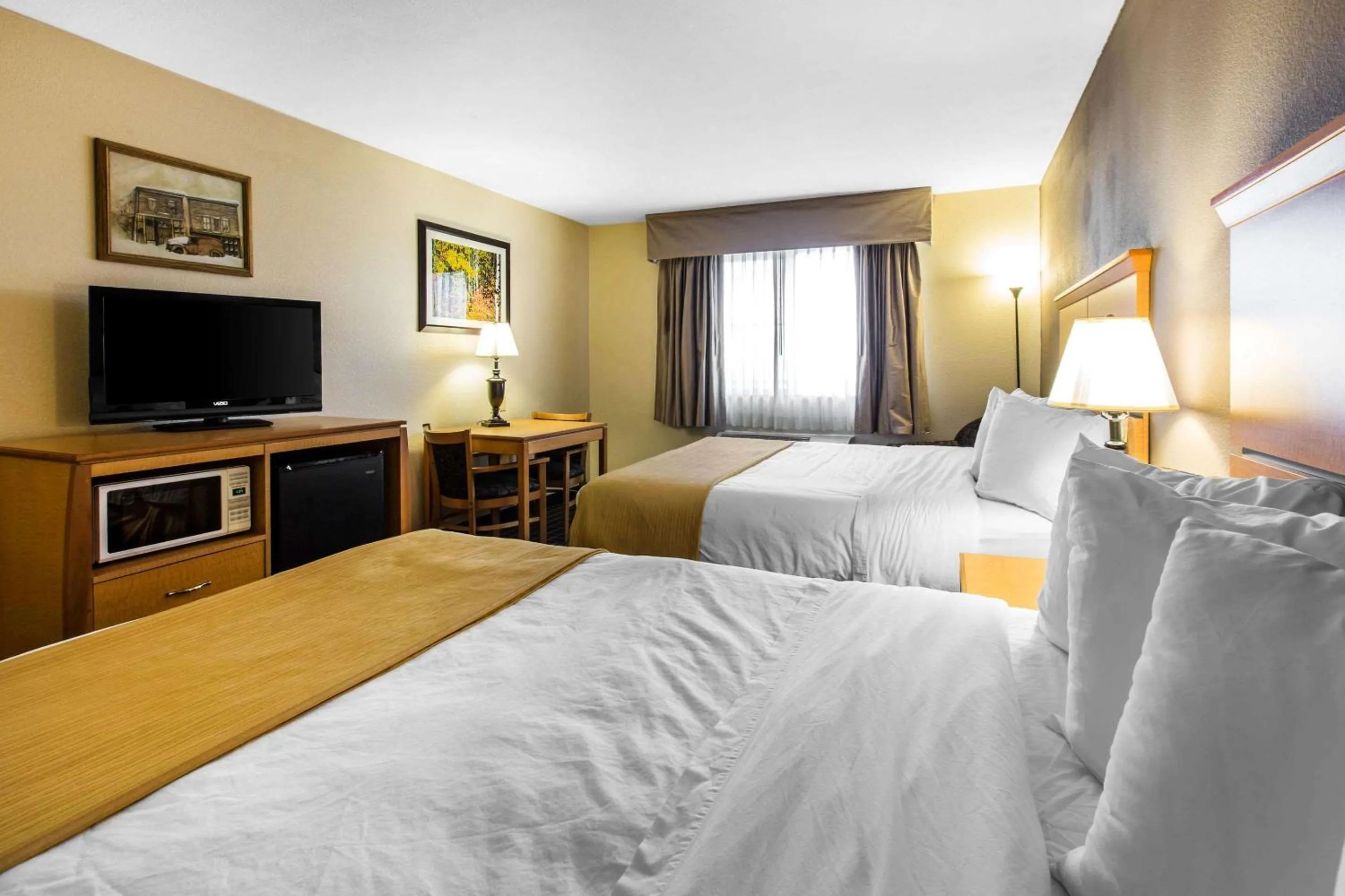 Photo of the whole room, Bed in Quality Inn and Suites Silverthorne - Copper Mountain
