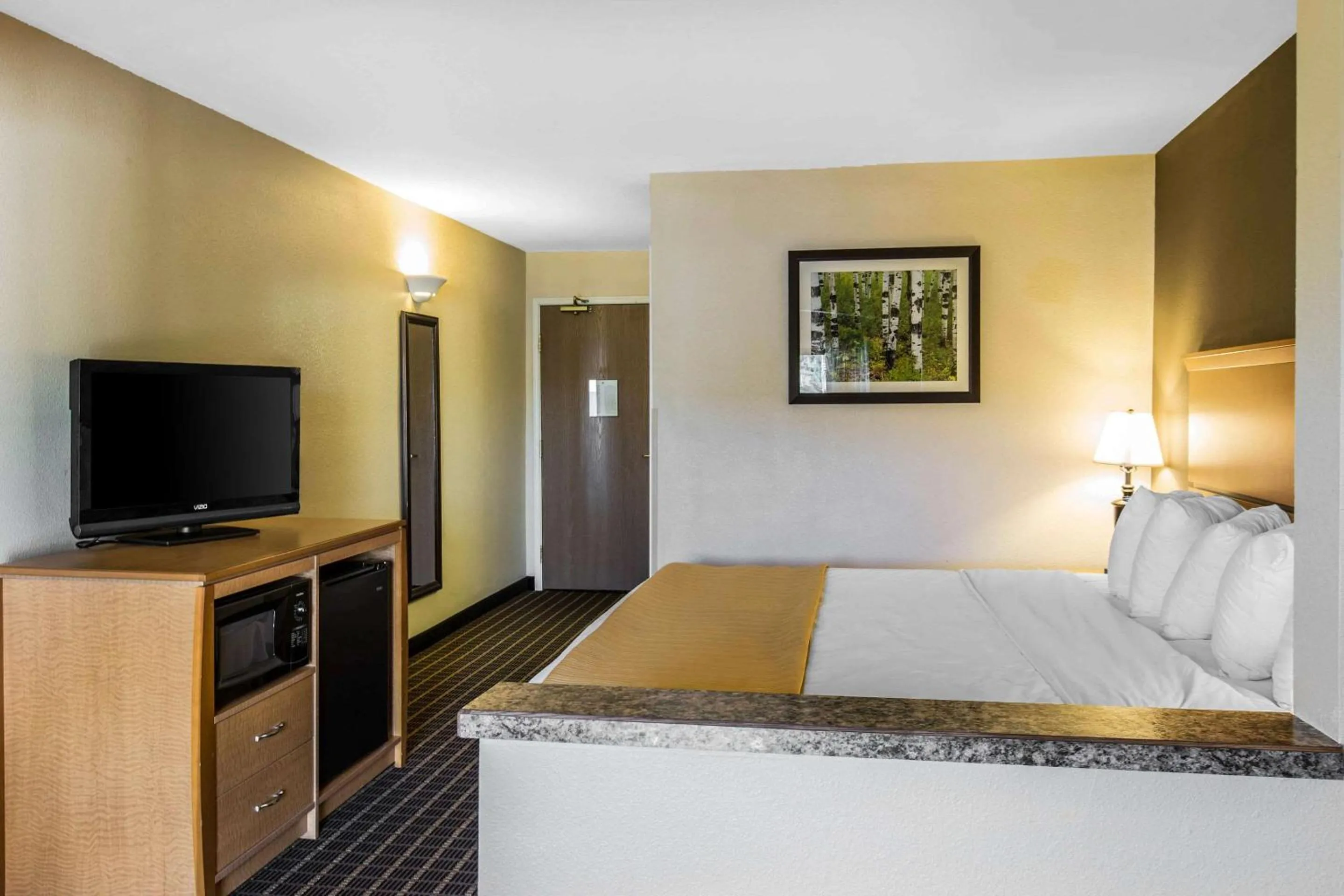 Photo of the whole room, Bed in Quality Inn and Suites Silverthorne - Copper Mountain