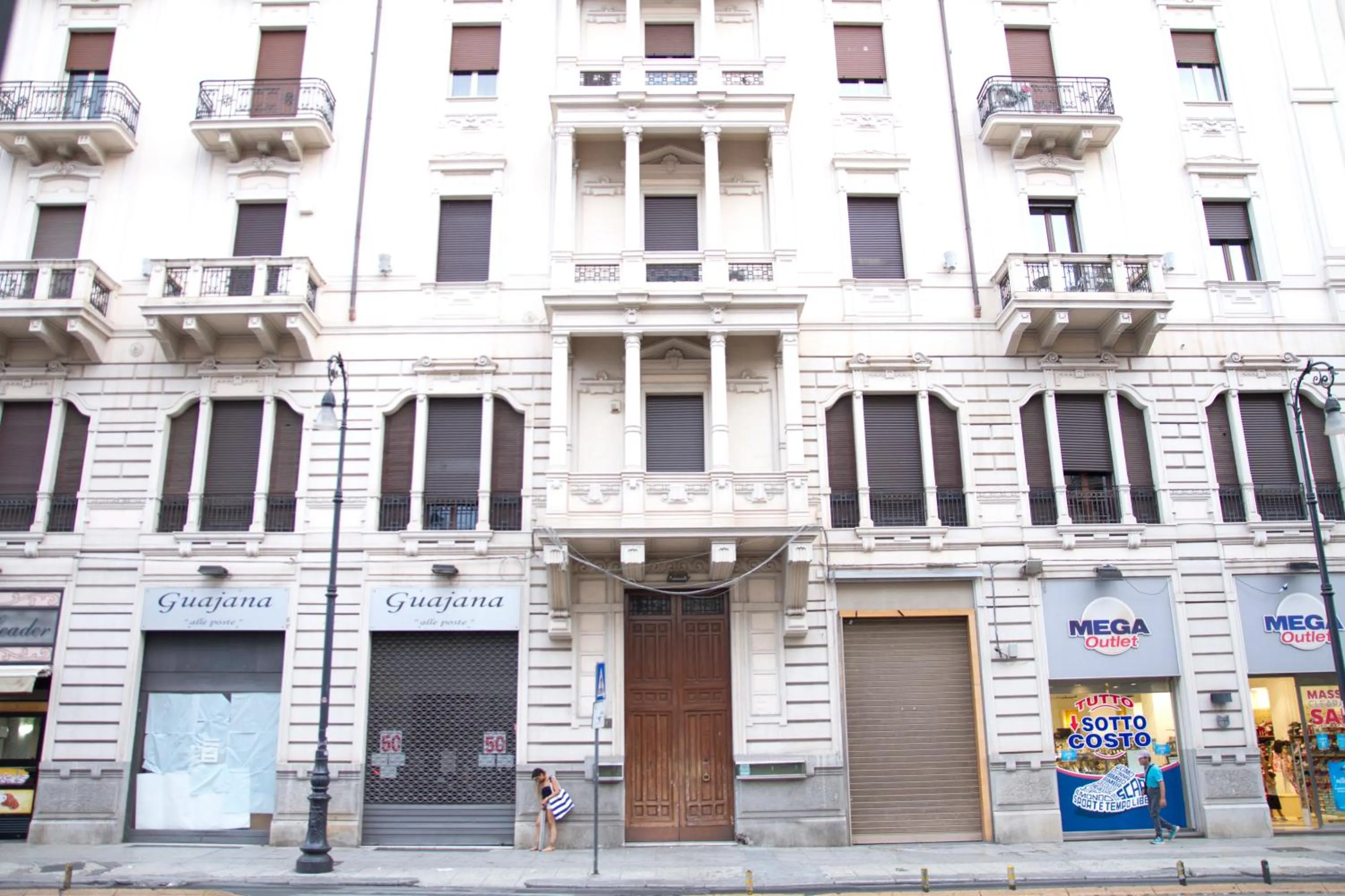 Facade/entrance in 315 Via Roma Rooms centro