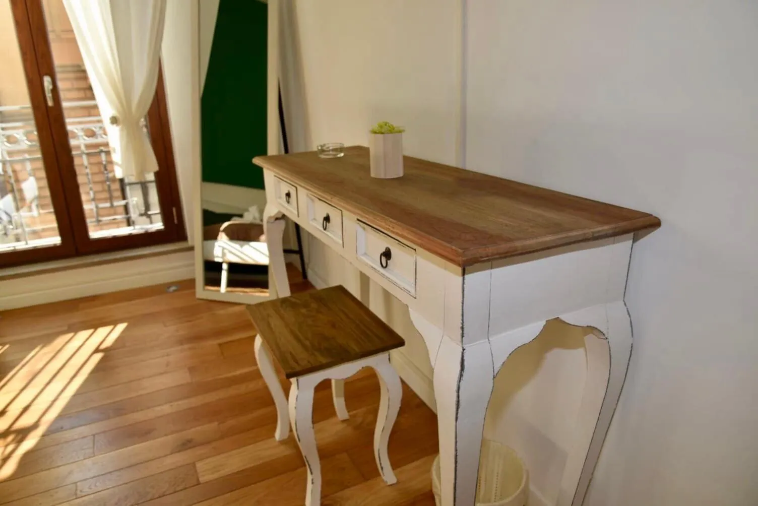 furniture in 315 Via Roma Rooms centro