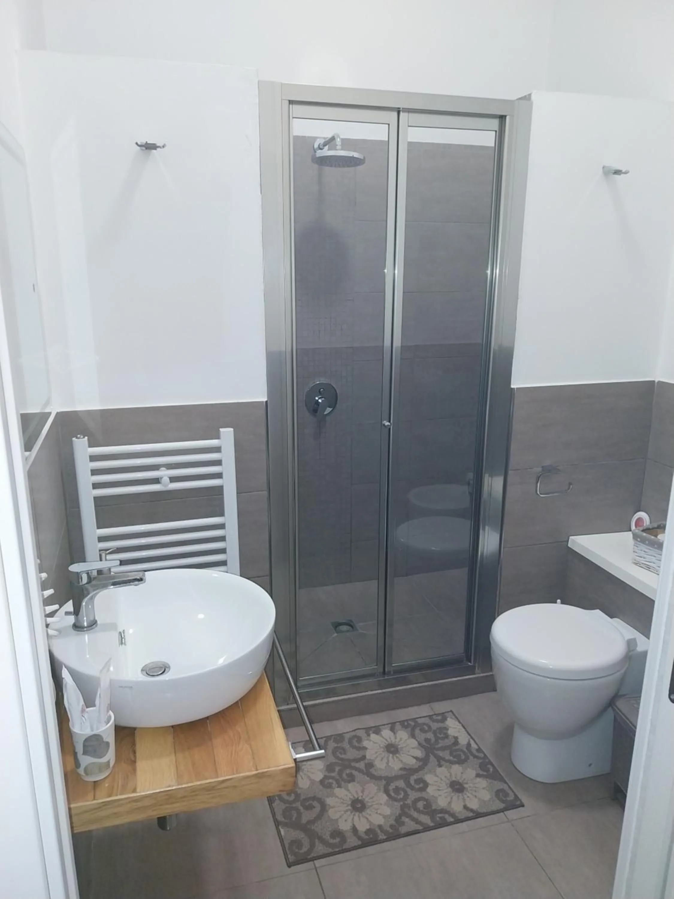 Shower in 315 Via Roma Rooms centro