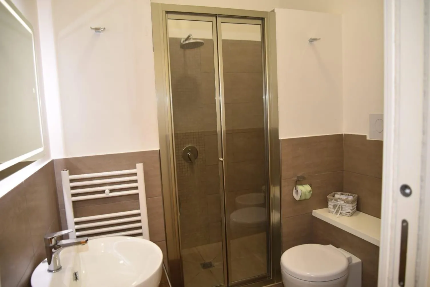 Shower in 315 Via Roma Rooms centro