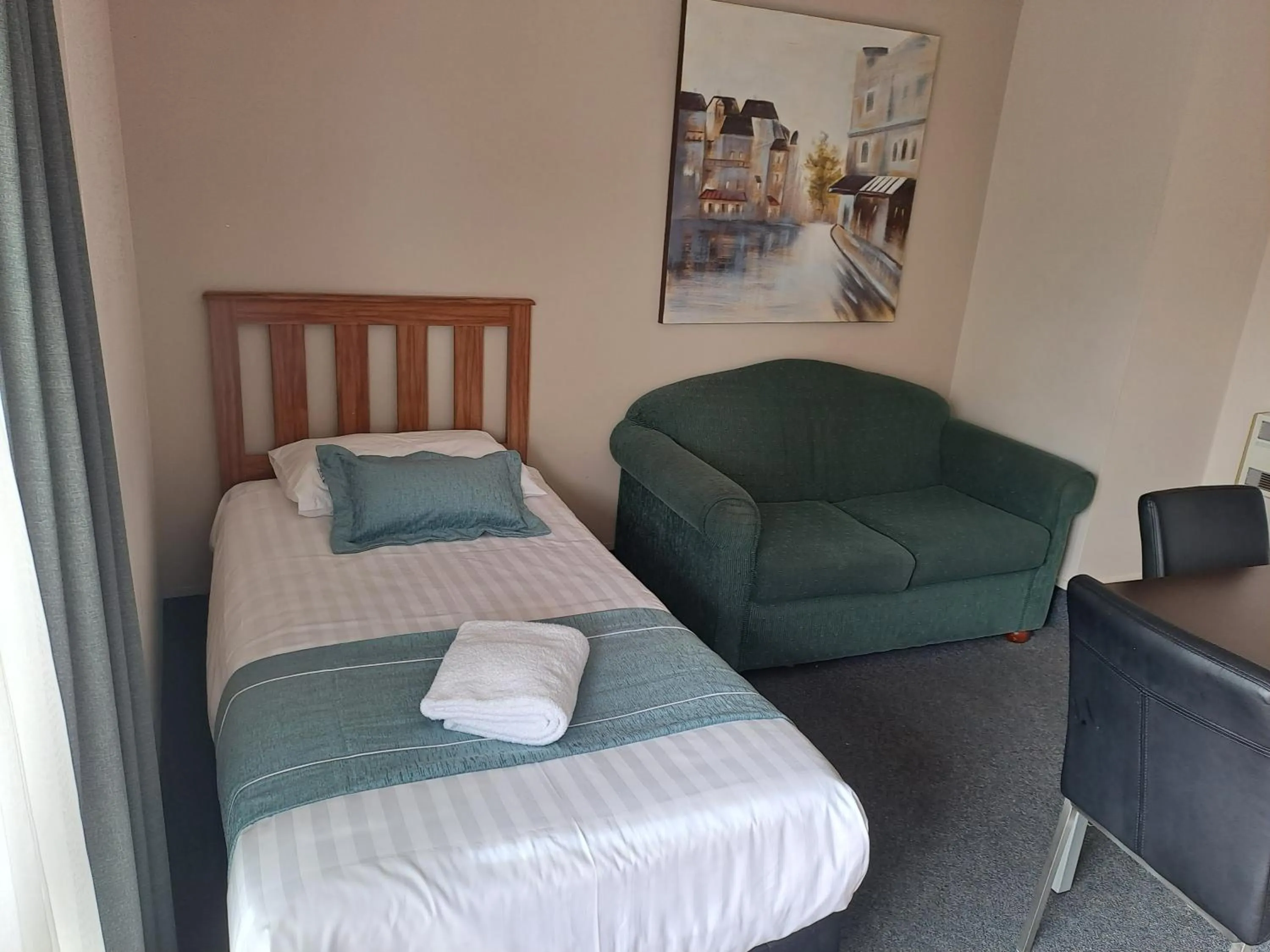 Seating area, Bed in Commodore Motor Lodge