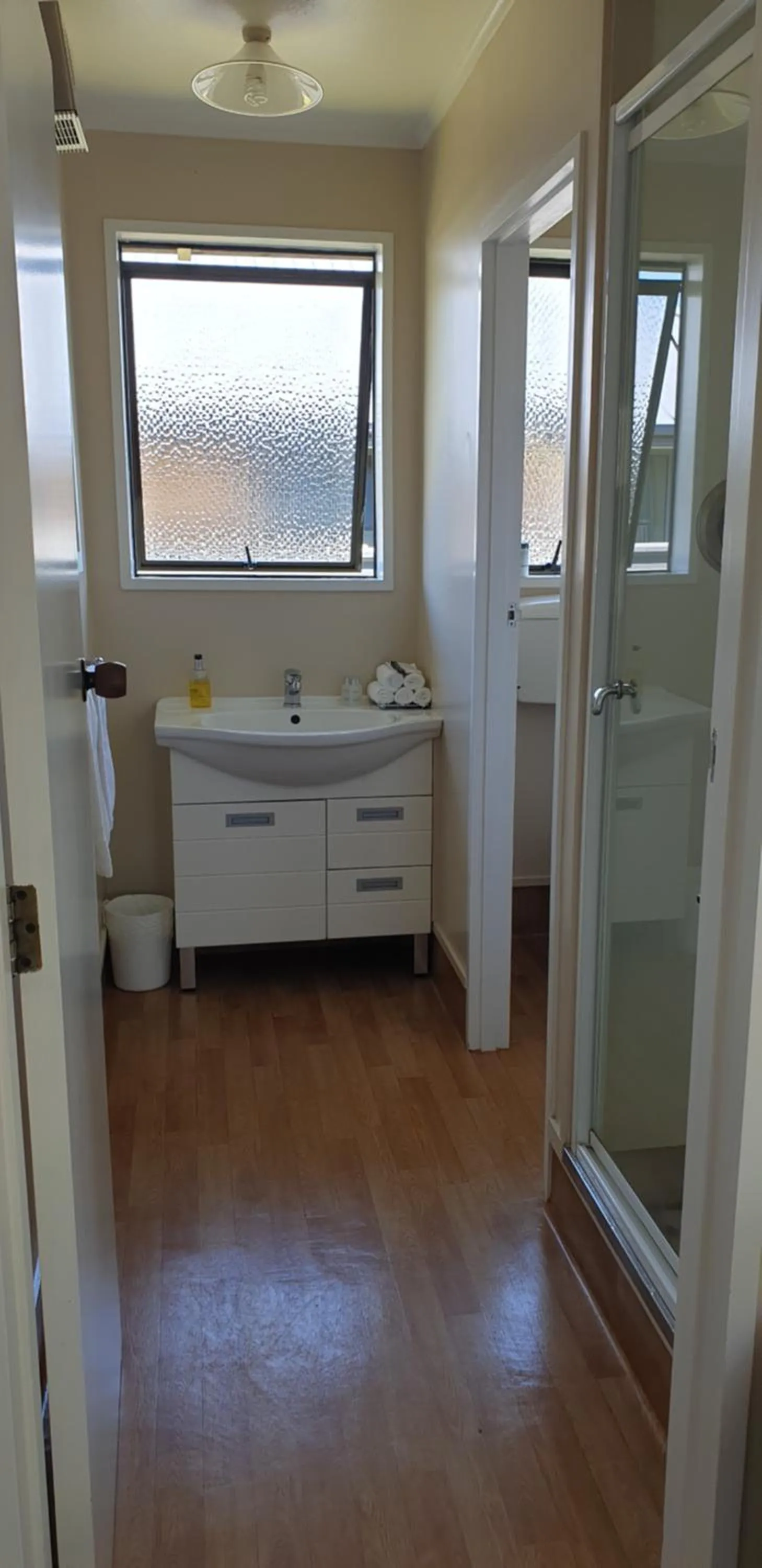 Bathroom in Commodore Motor Lodge