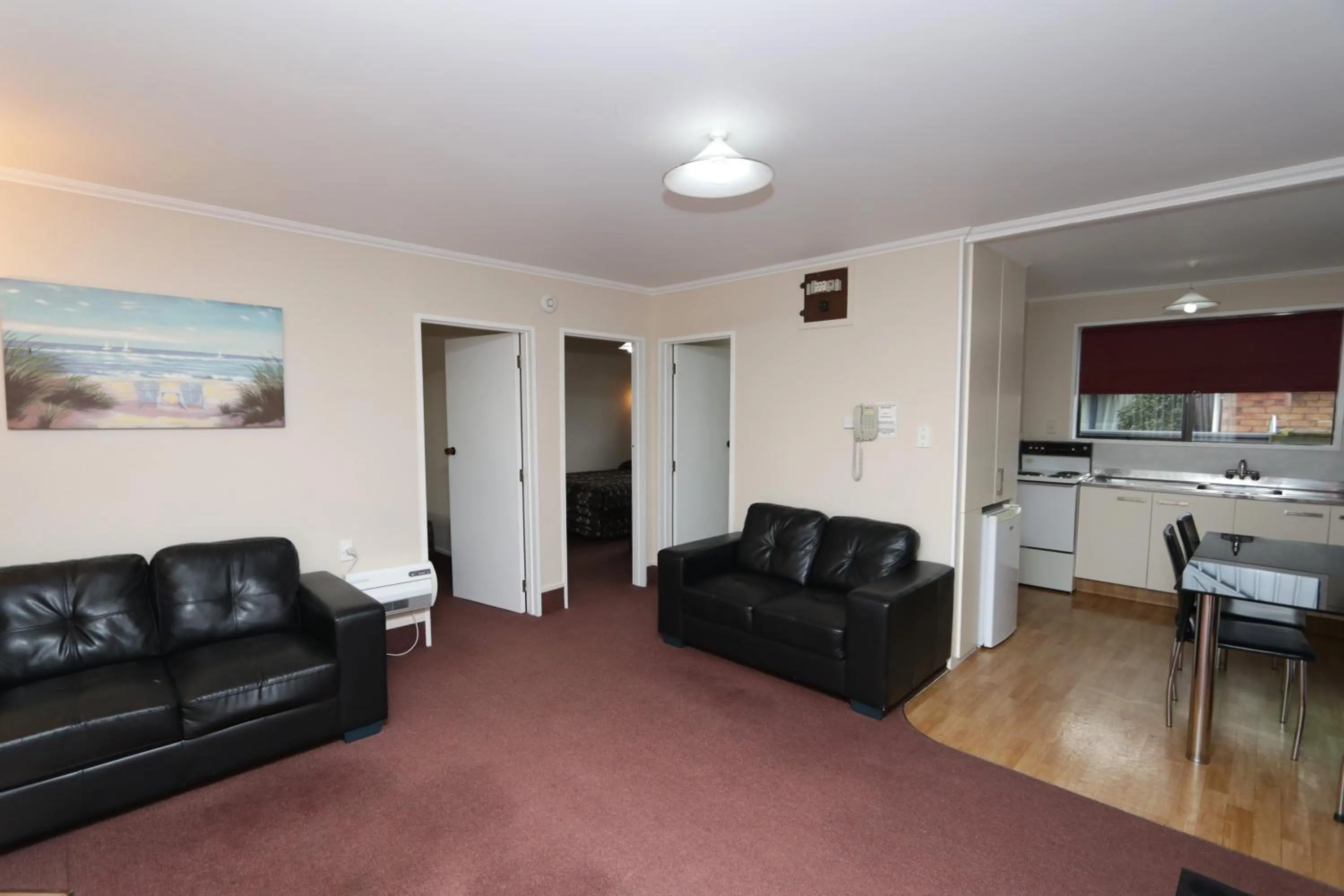 Kitchen or kitchenette in Commodore Motor Lodge