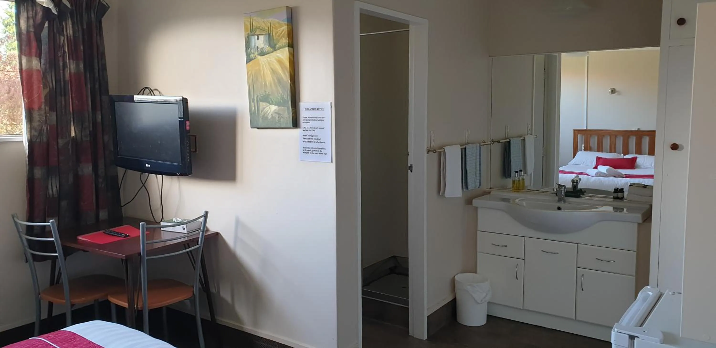 Photo of the whole room, Bed in Commodore Motor Lodge