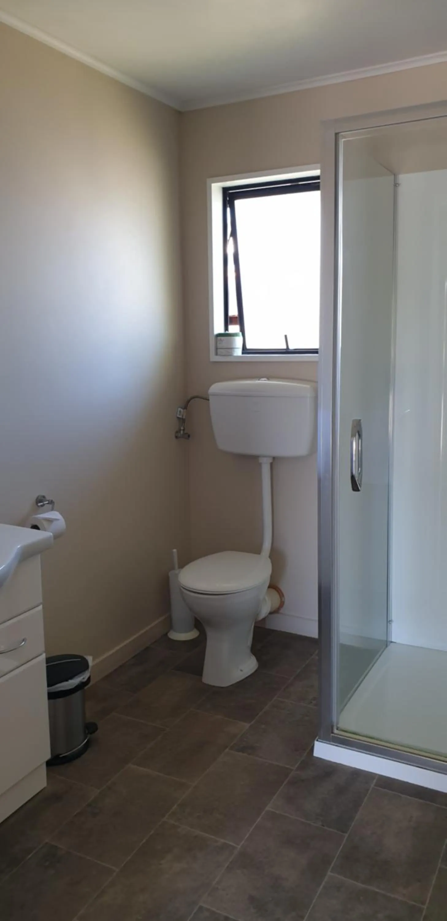 Bathroom in Commodore Motor Lodge