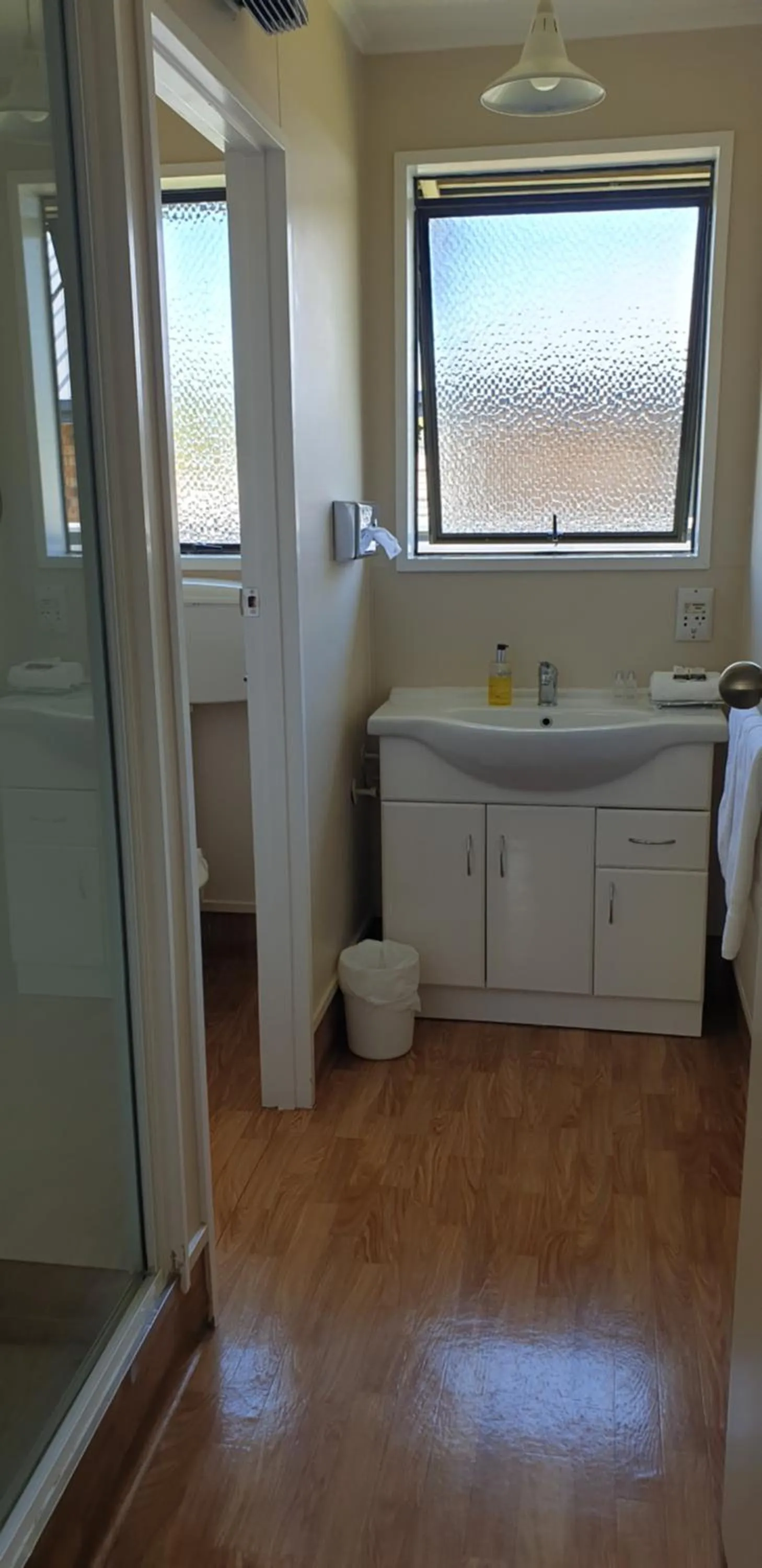 Bathroom in Commodore Motor Lodge