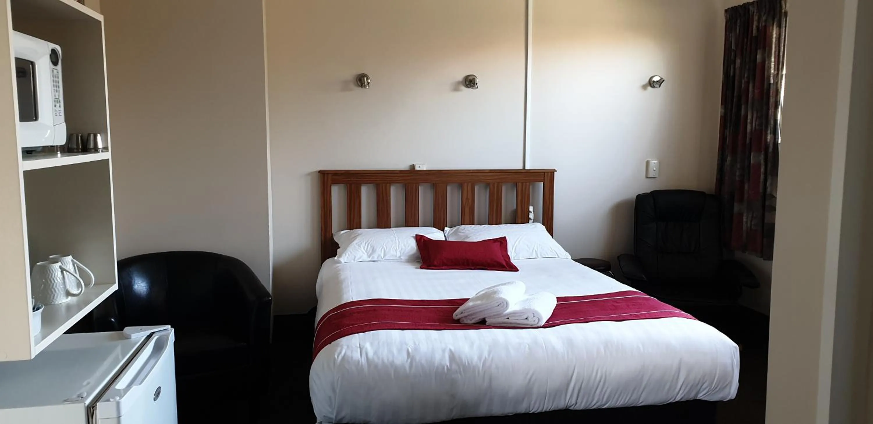 Photo of the whole room, Bed in Commodore Motor Lodge