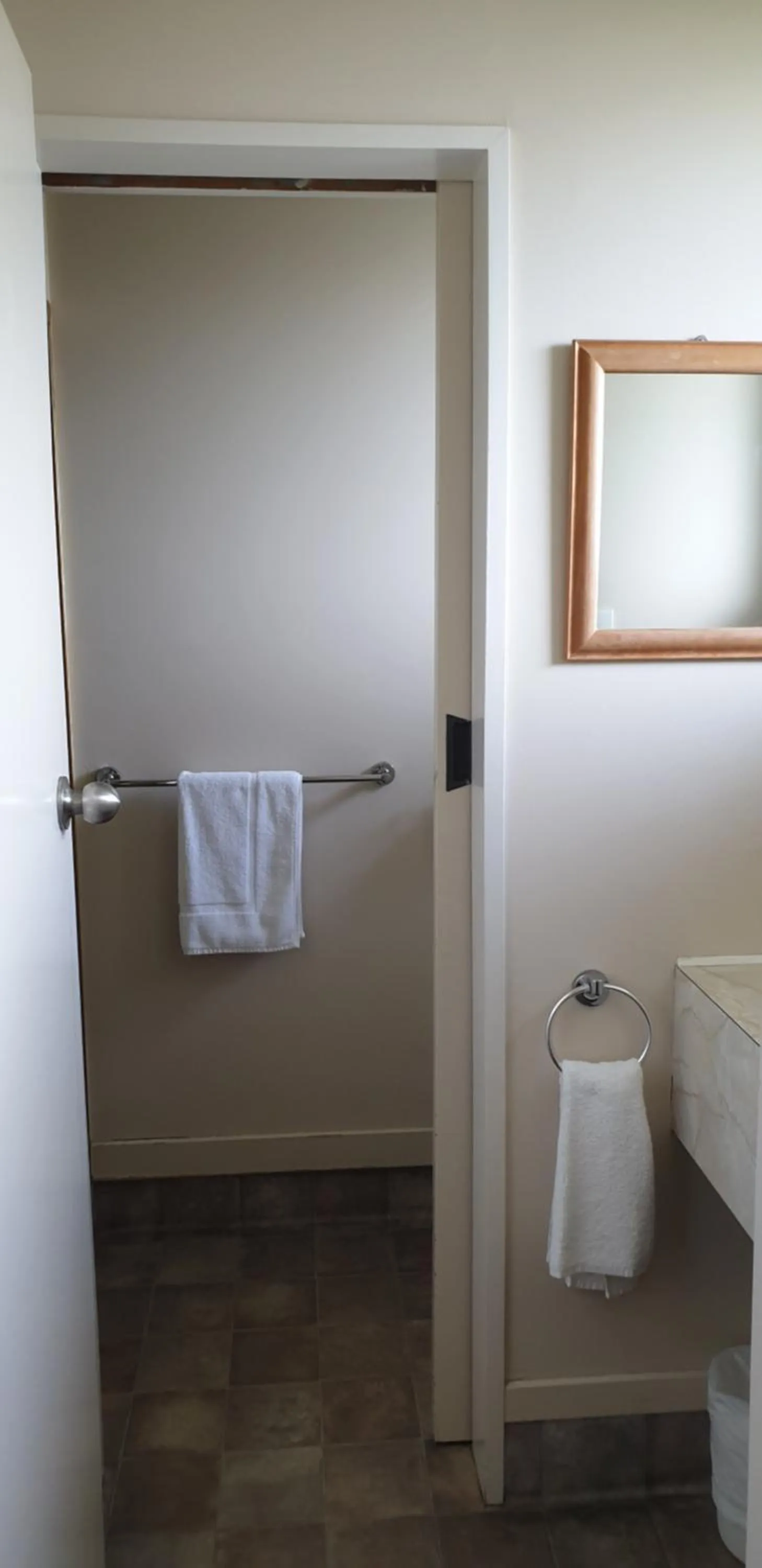 Bathroom in Commodore Motor Lodge