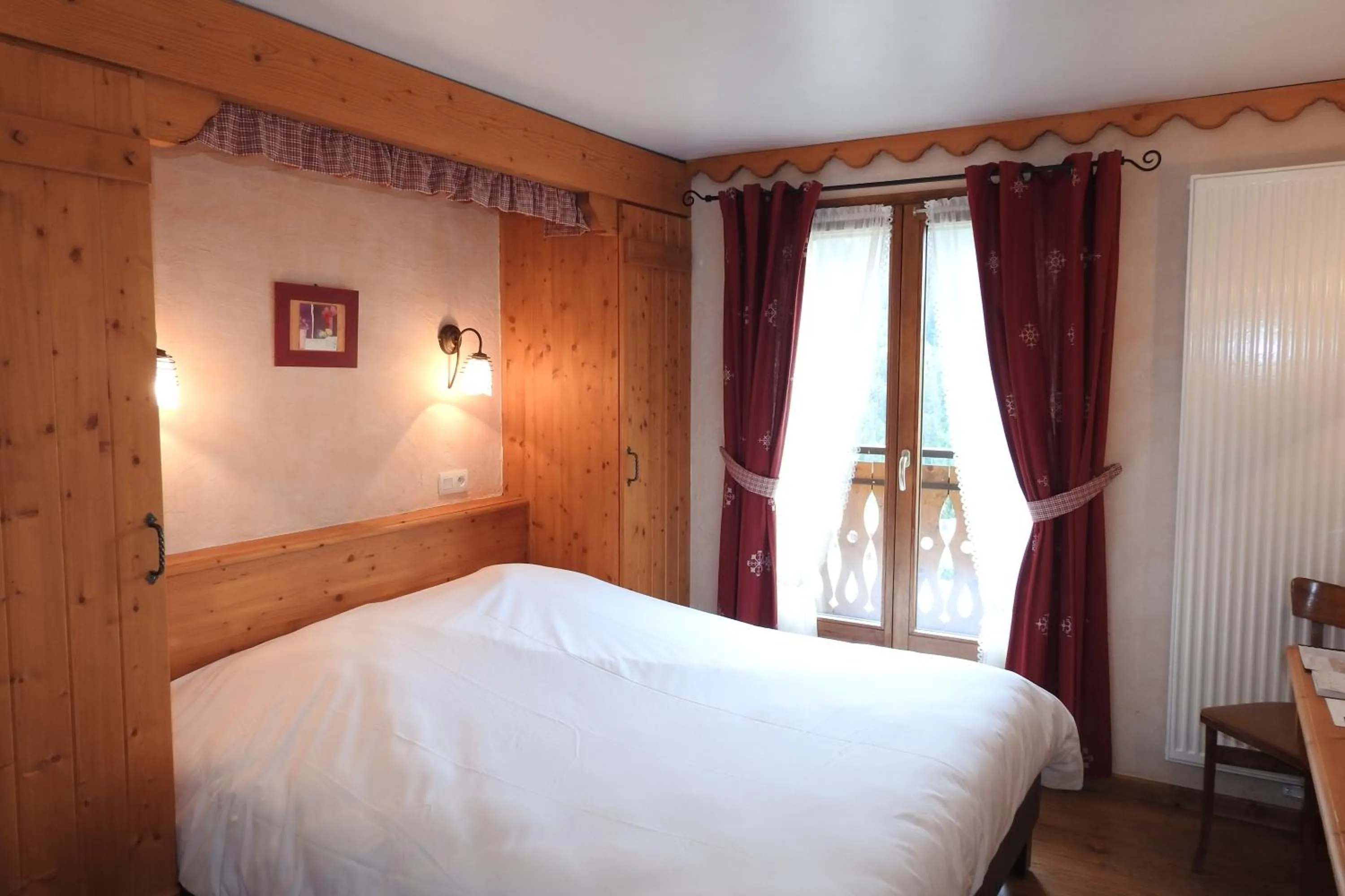 Photo of the whole room, Bed in Hôtel Belalp