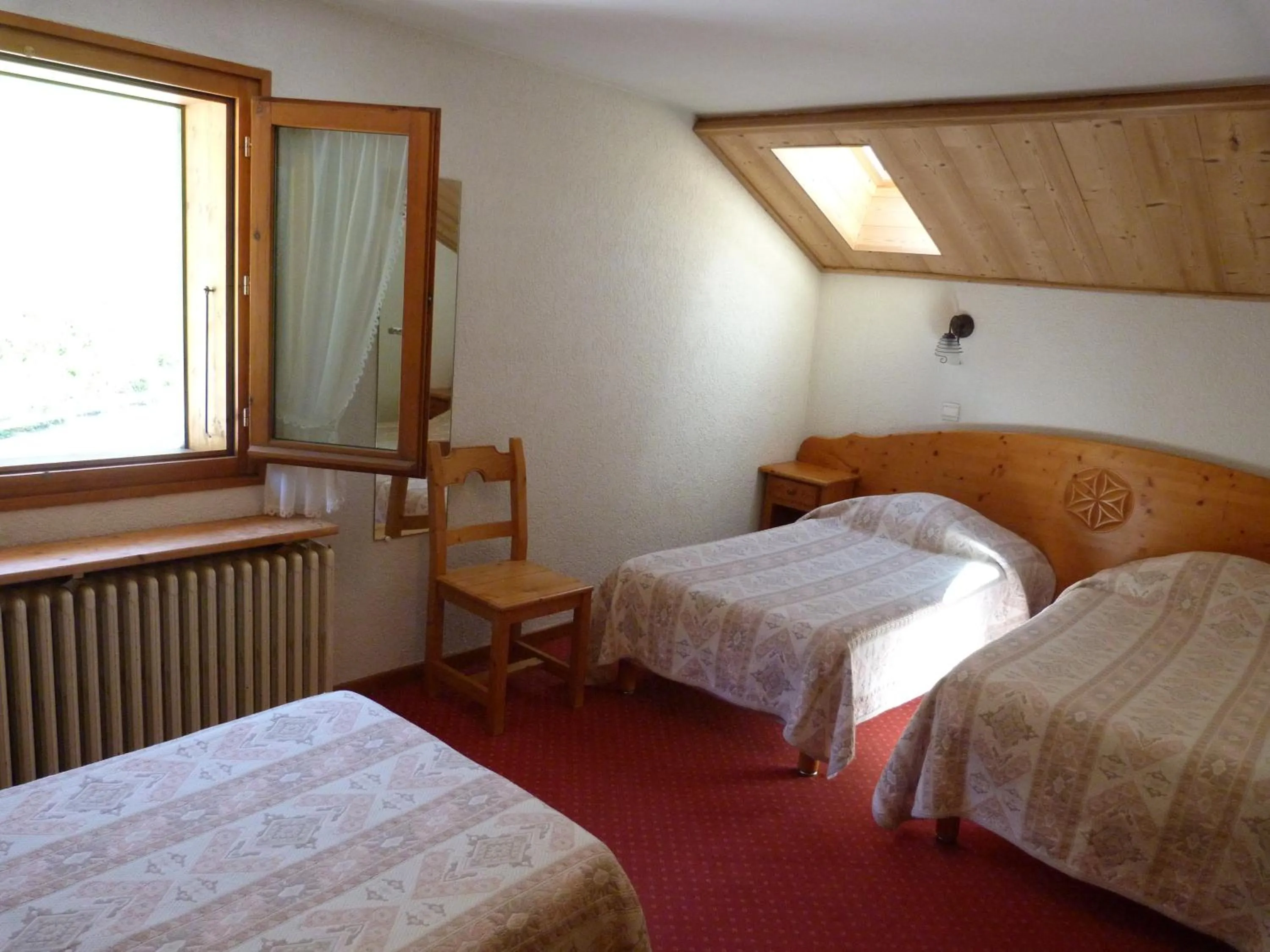 Photo of the whole room, Bed in Hôtel Belalp