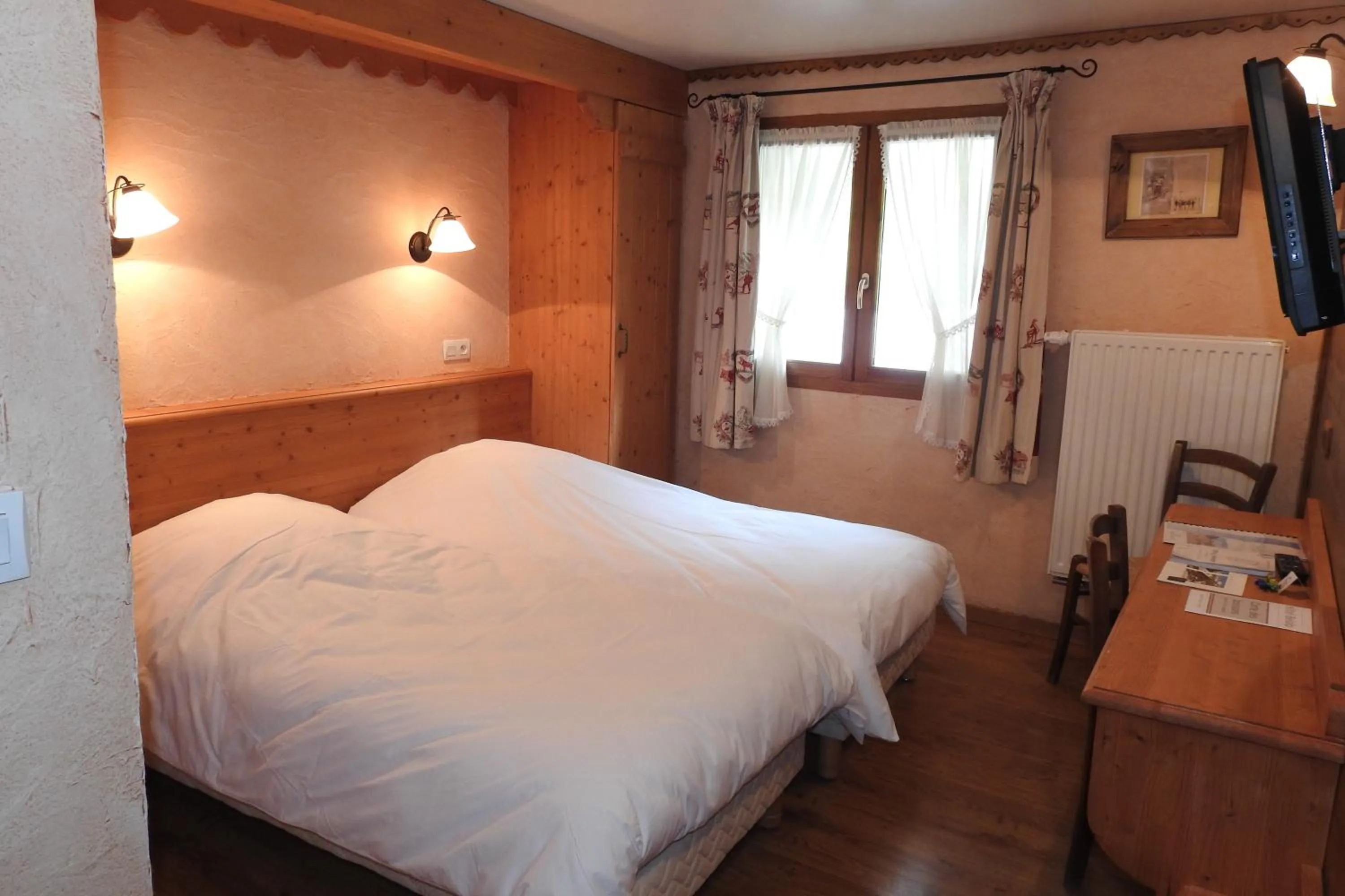 Photo of the whole room, Bed in Hôtel Belalp