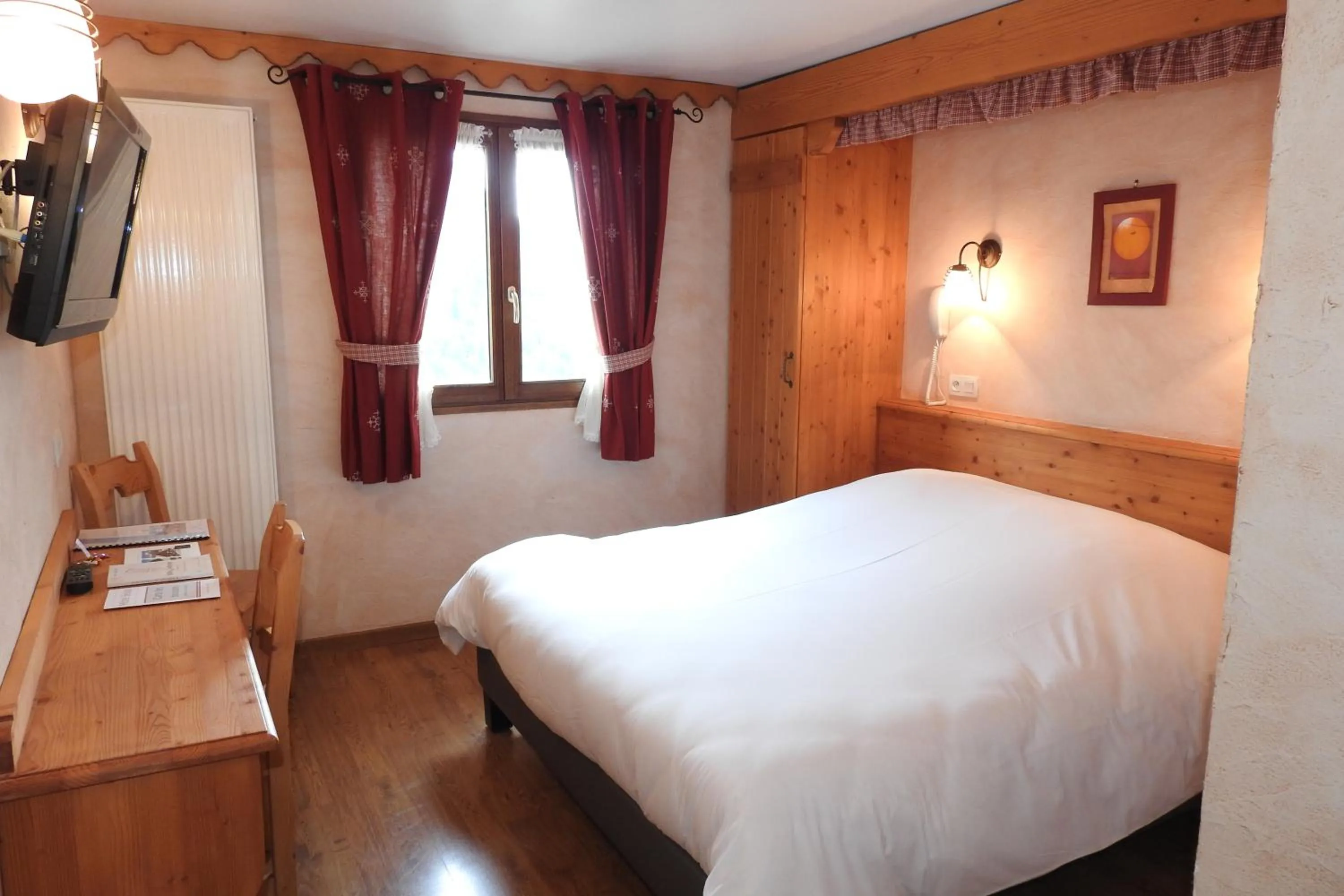 Photo of the whole room, Bed in Hôtel Belalp
