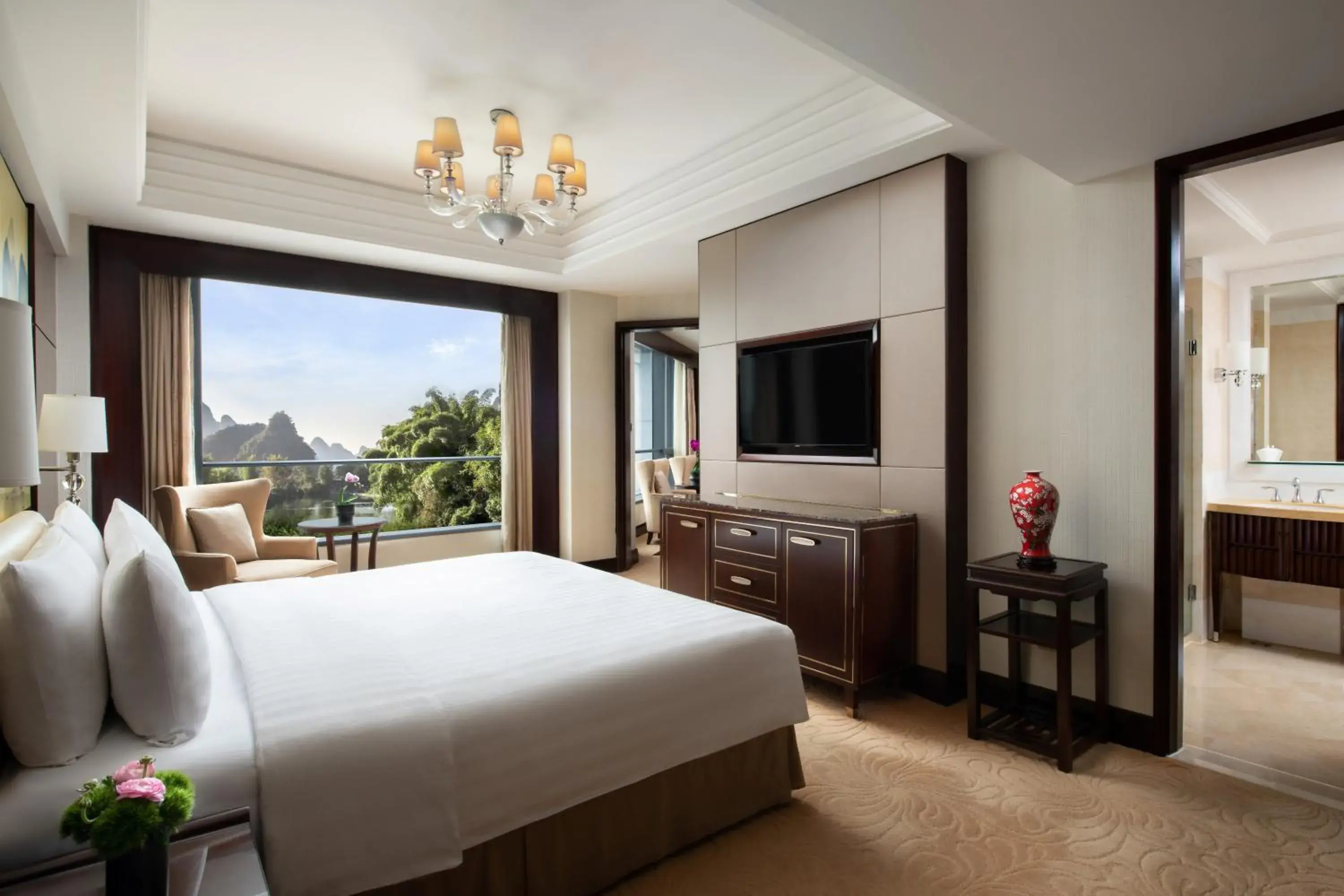 Executive King Suite with Club Access in Shangri-La Guilin Executive King Suite with Club Access in Shangri-La Guilin