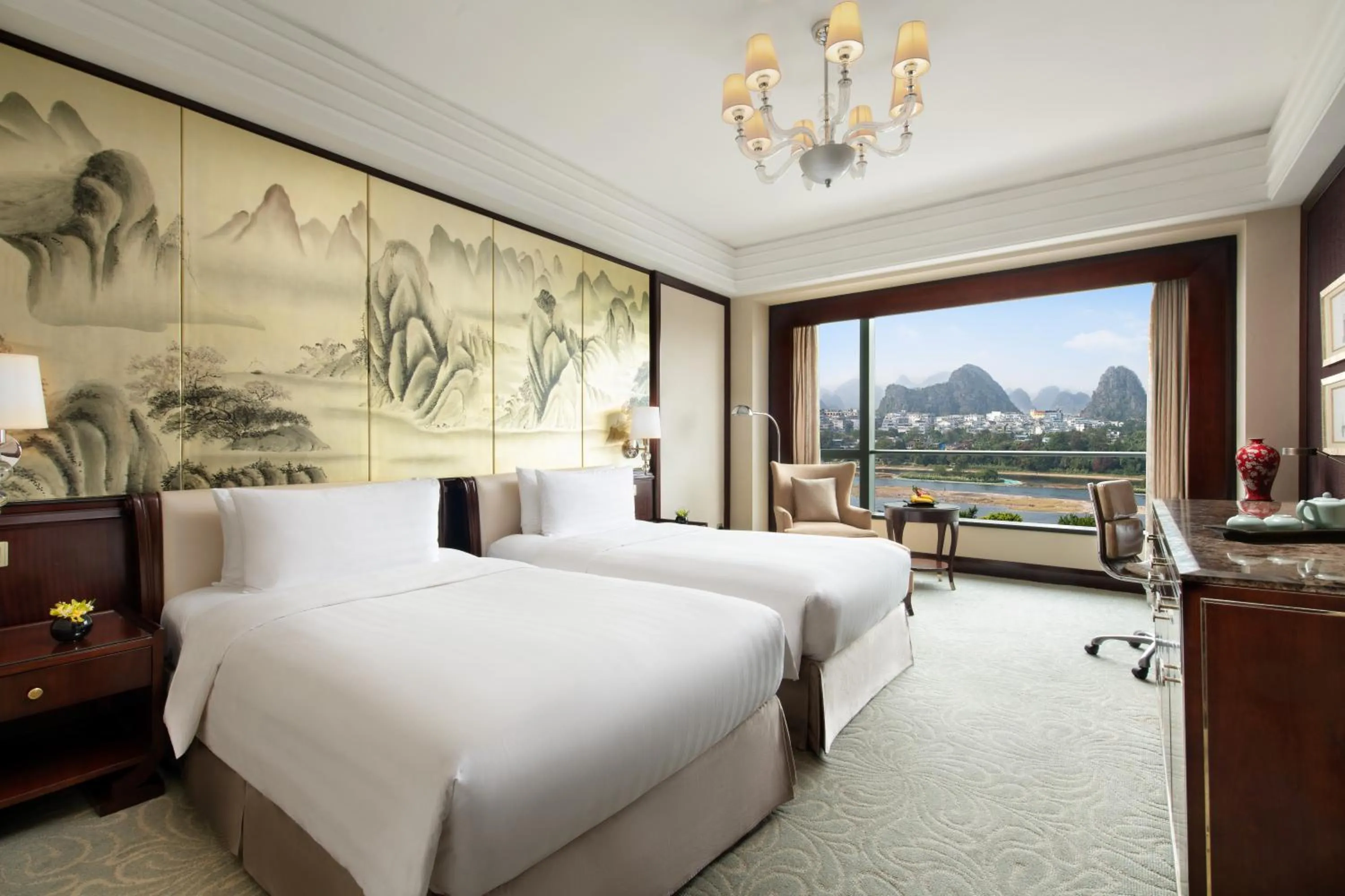 Photo of the whole room, Bed in Shangri-La Guilin