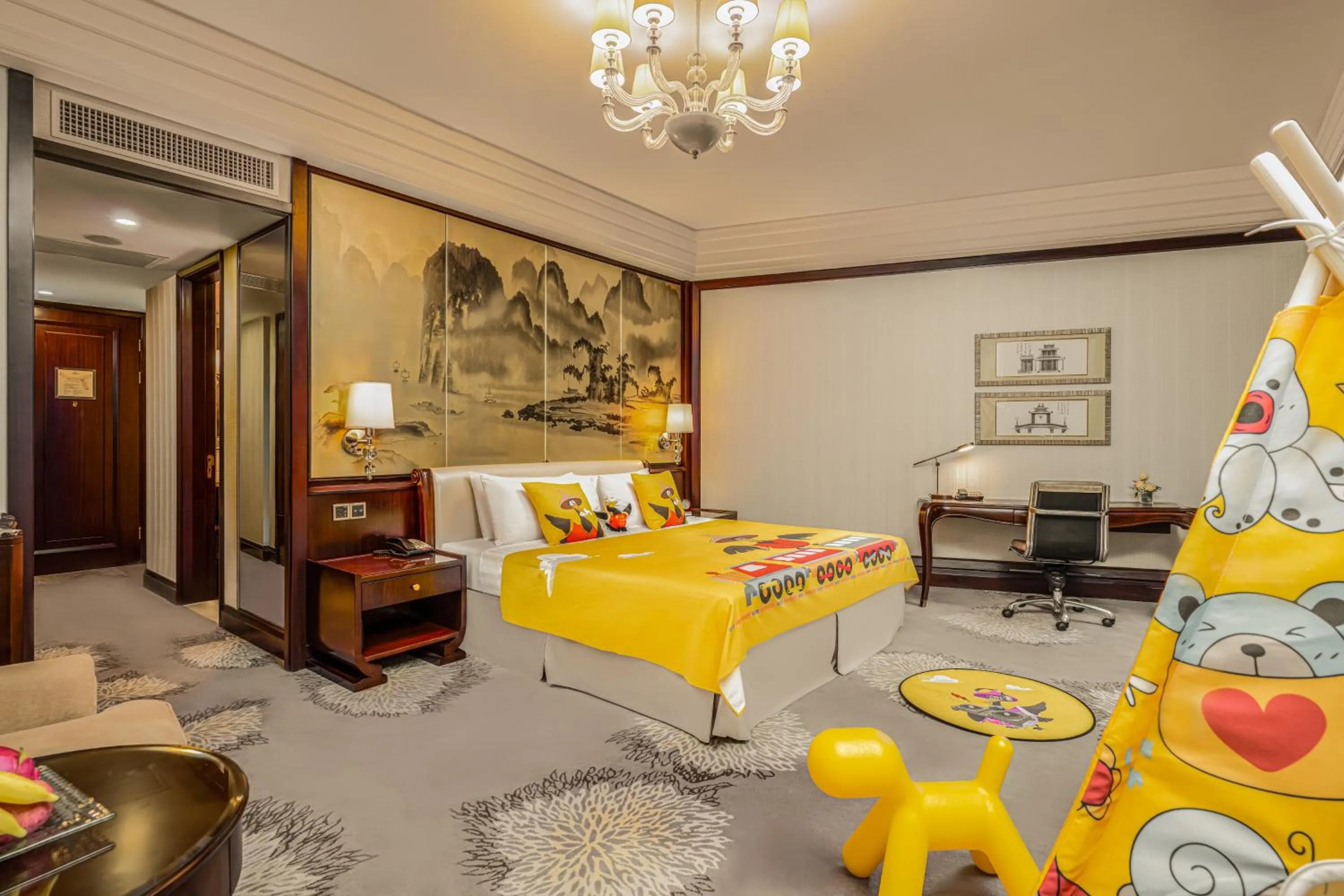 Photo of the whole room, Bed in Shangri-La Guilin