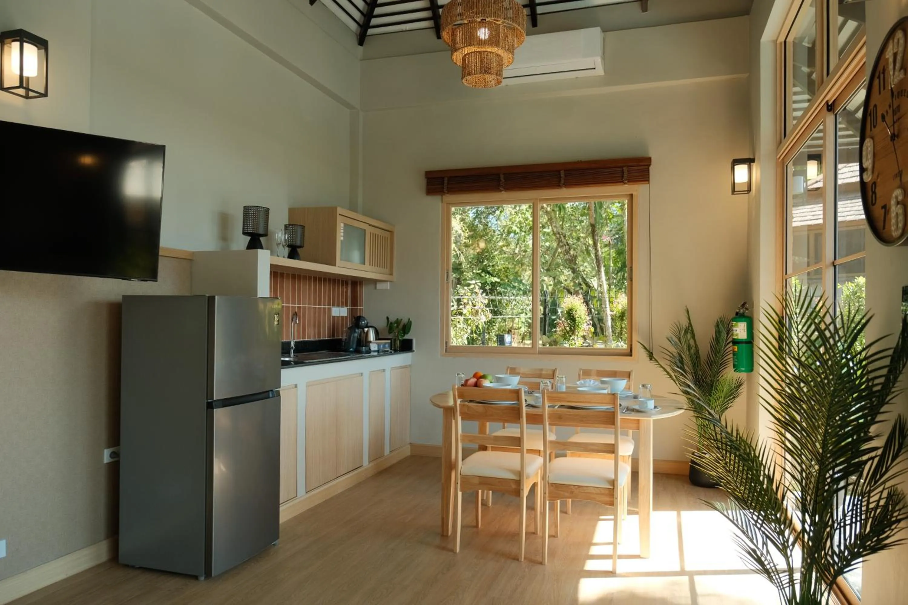 Dining area in Bor Saen Pool Villa
