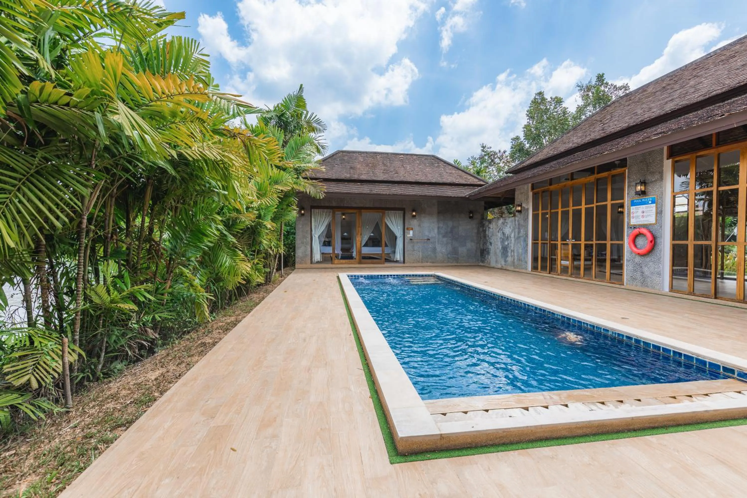 Swimming pool in Bor Saen Pool Villa