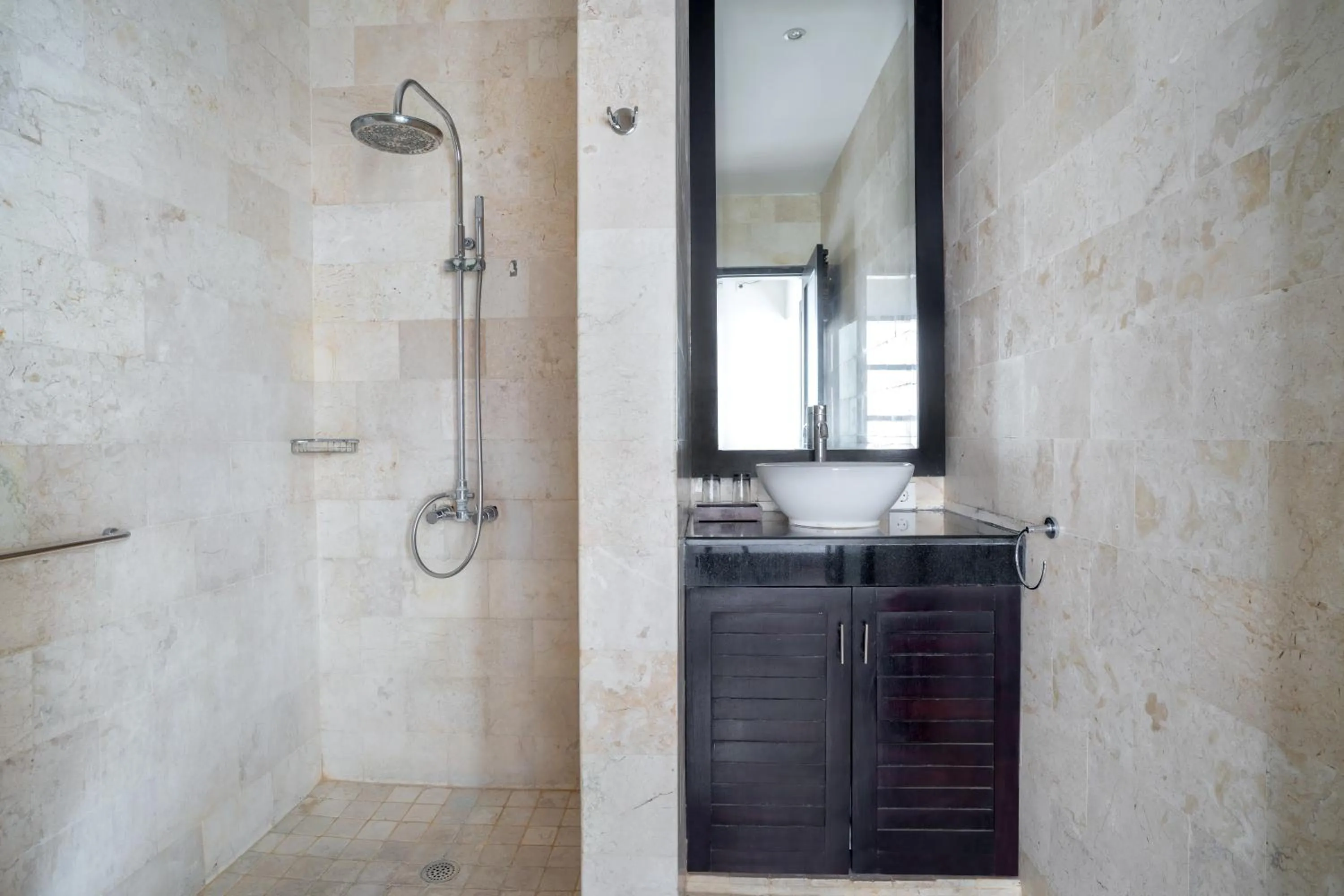 Shower in Danoya Private Luxury Residences