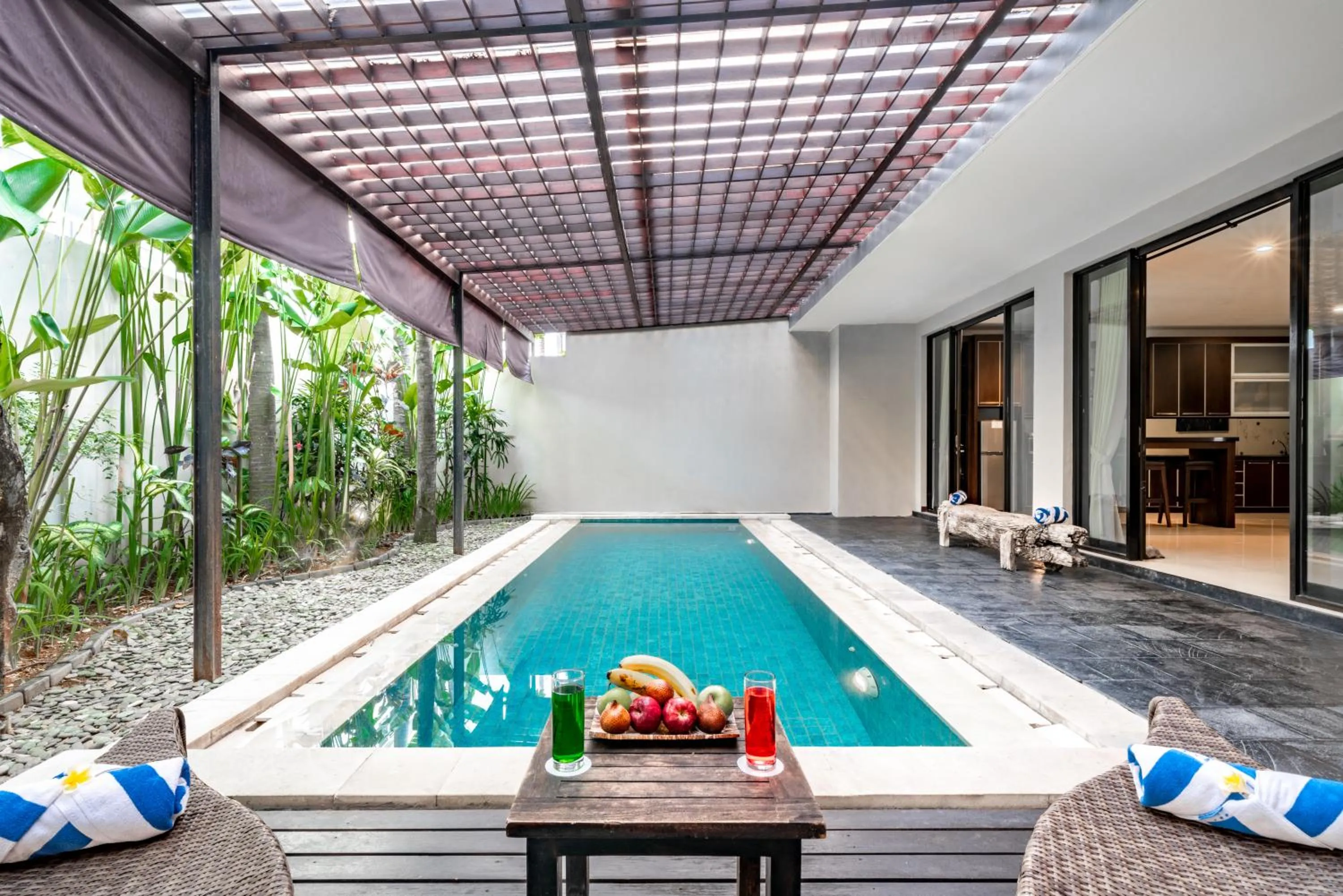 Swimming pool in Danoya Private Luxury Residences